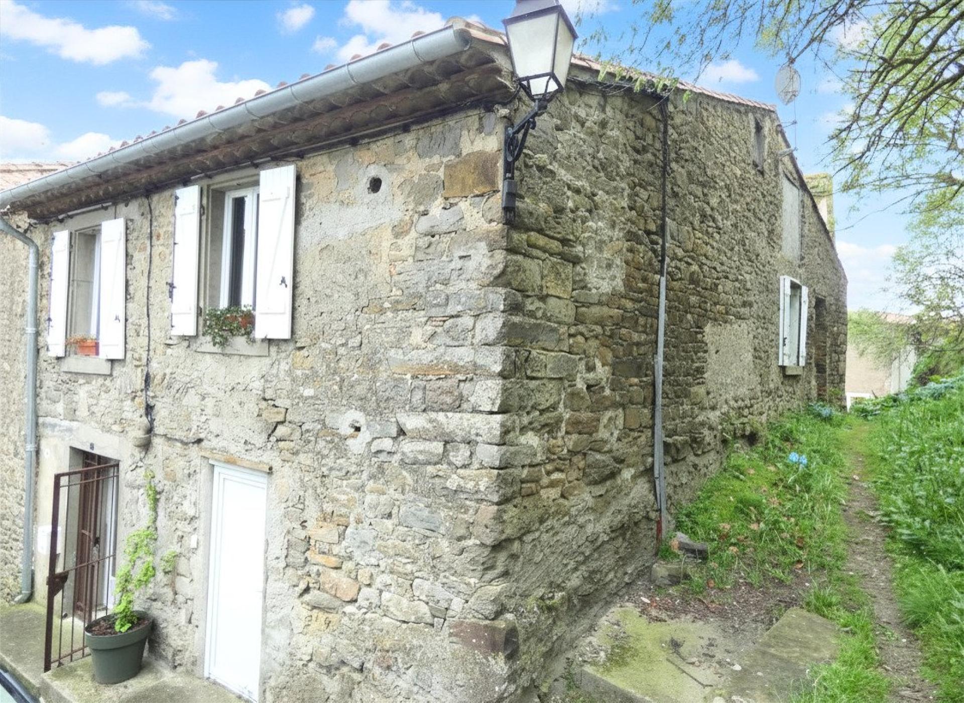 Maison en pierre rénovée avec cour plein sud – charme et authenticité
