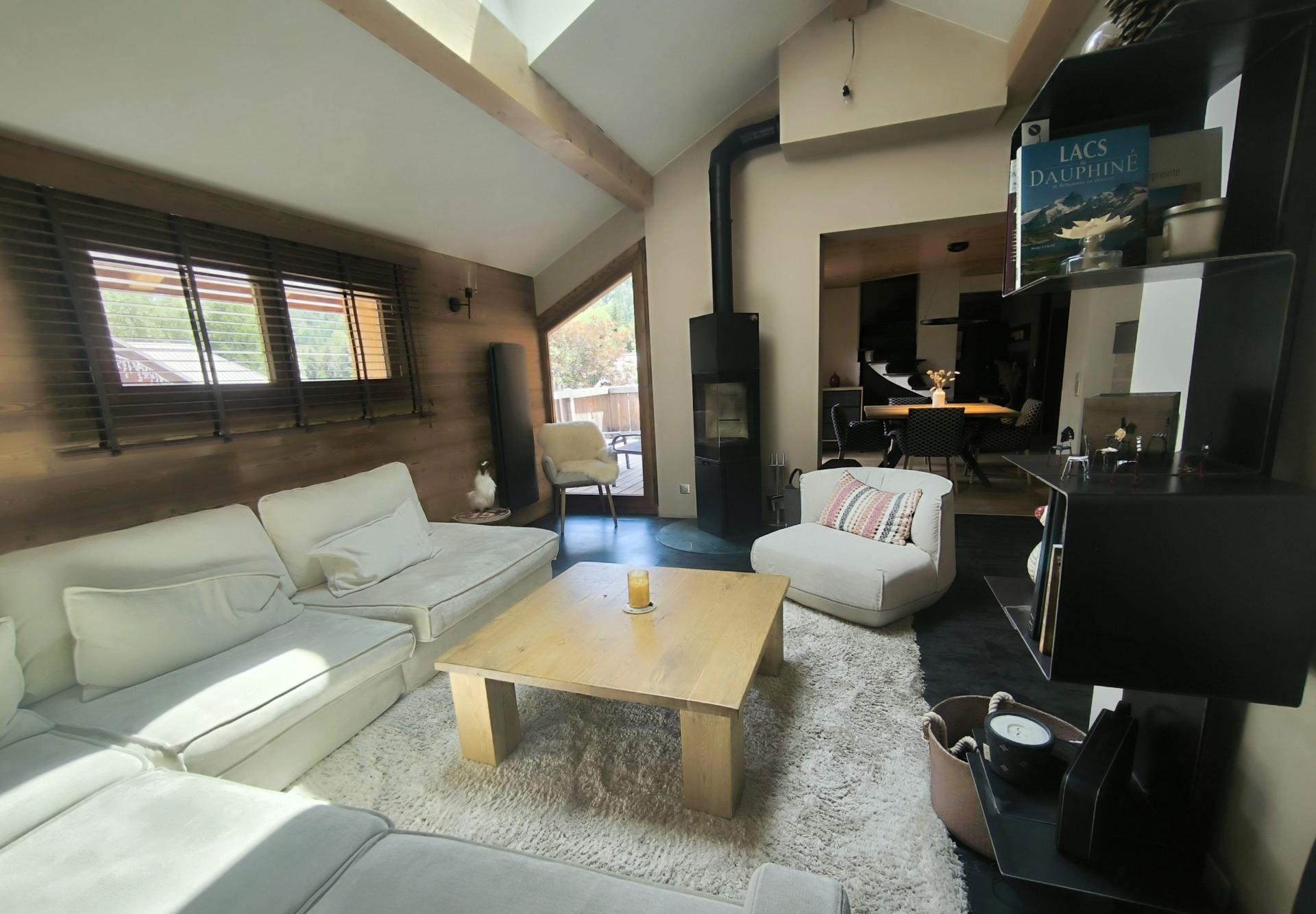 Photo 2 of the listing.