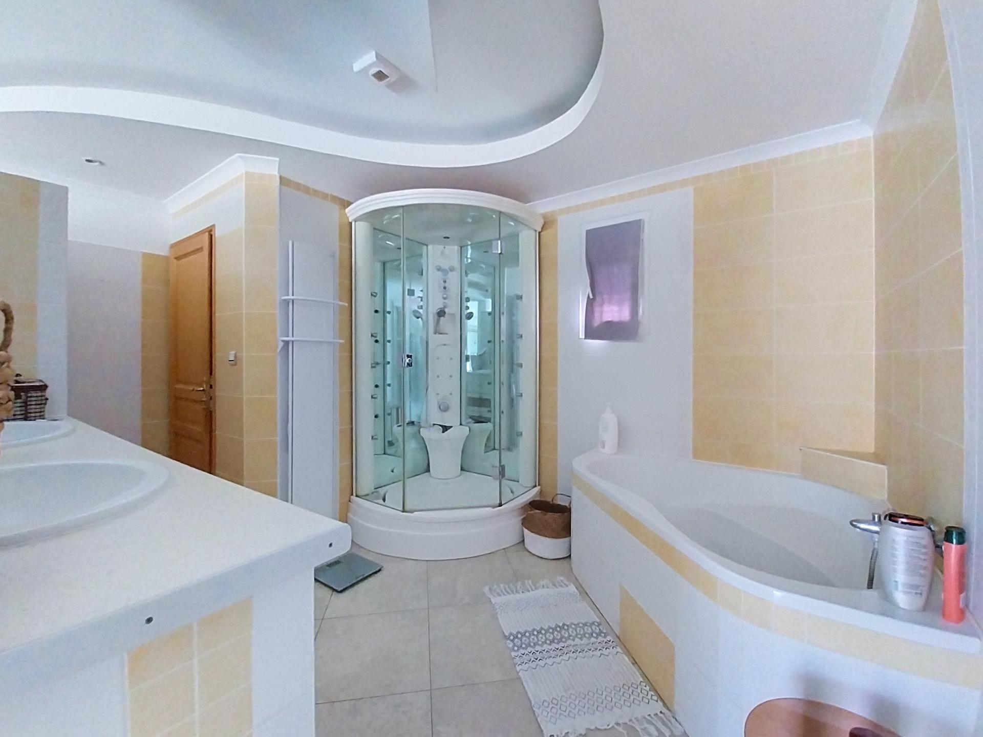 Photo 7 of the listing.