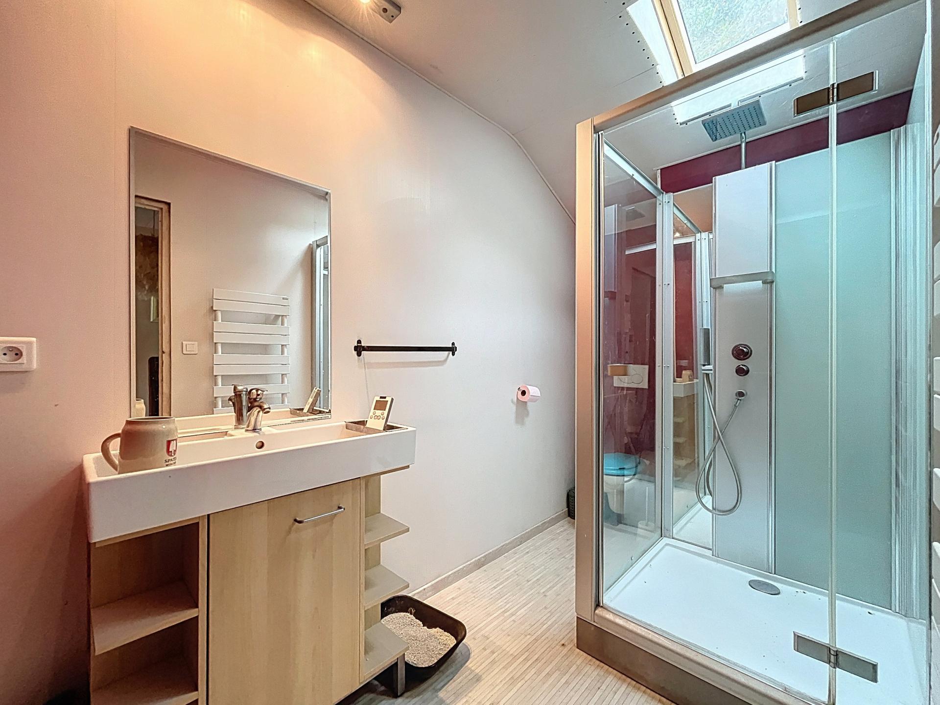 Photo 6 of the listing.