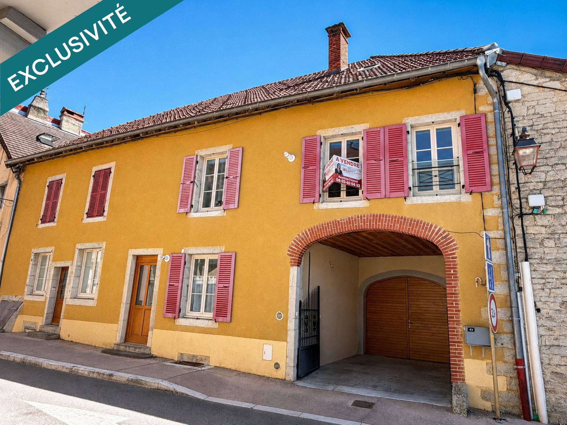 Maison triplex avec jardin, garage et stationnement à Poligny
