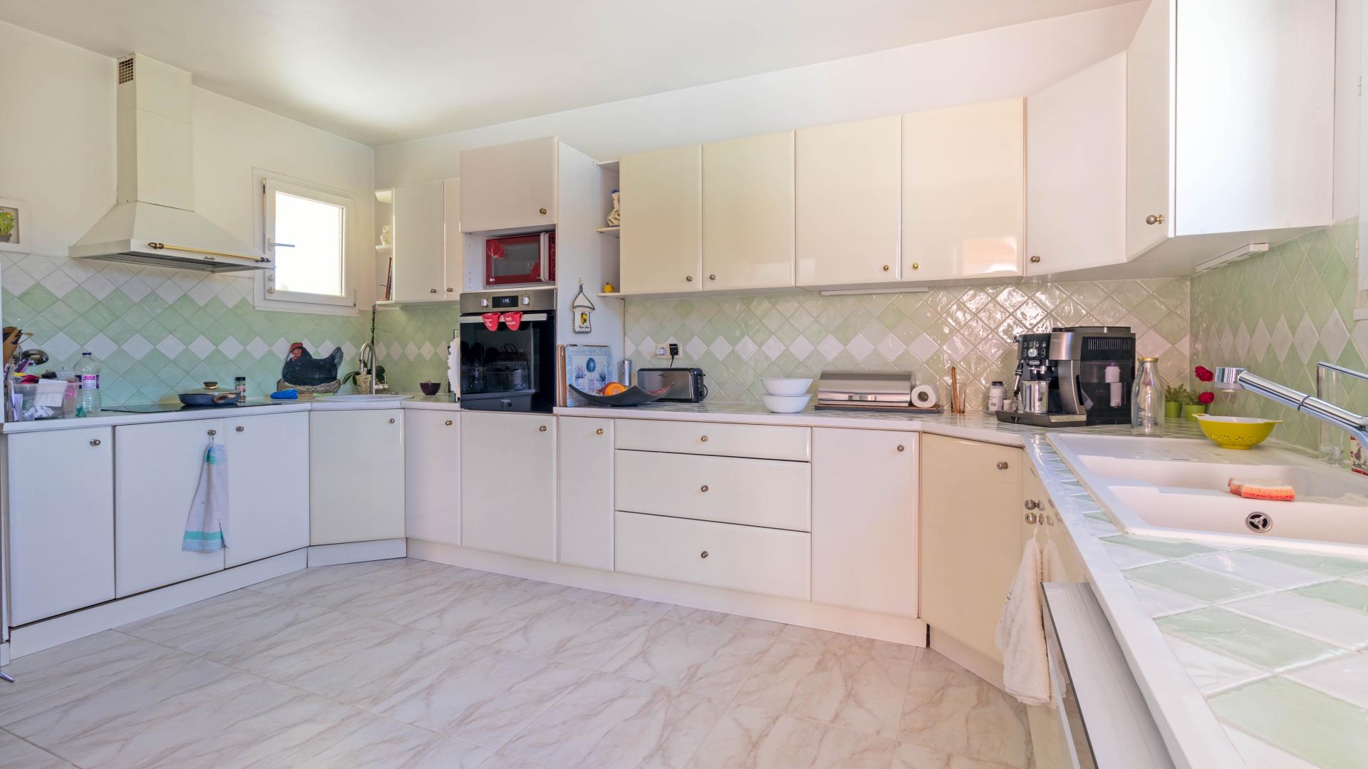 Photo 4 of the listing.
