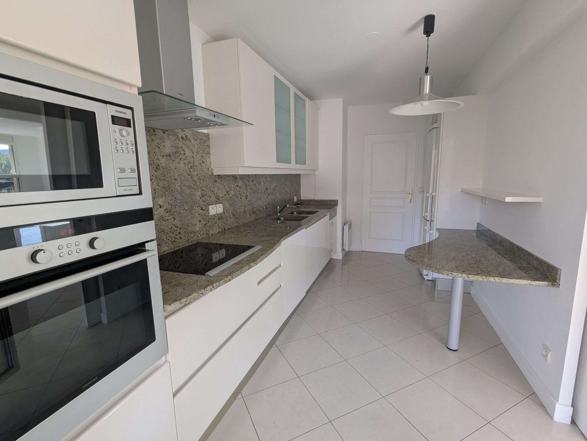 Photo 4 of the listing.