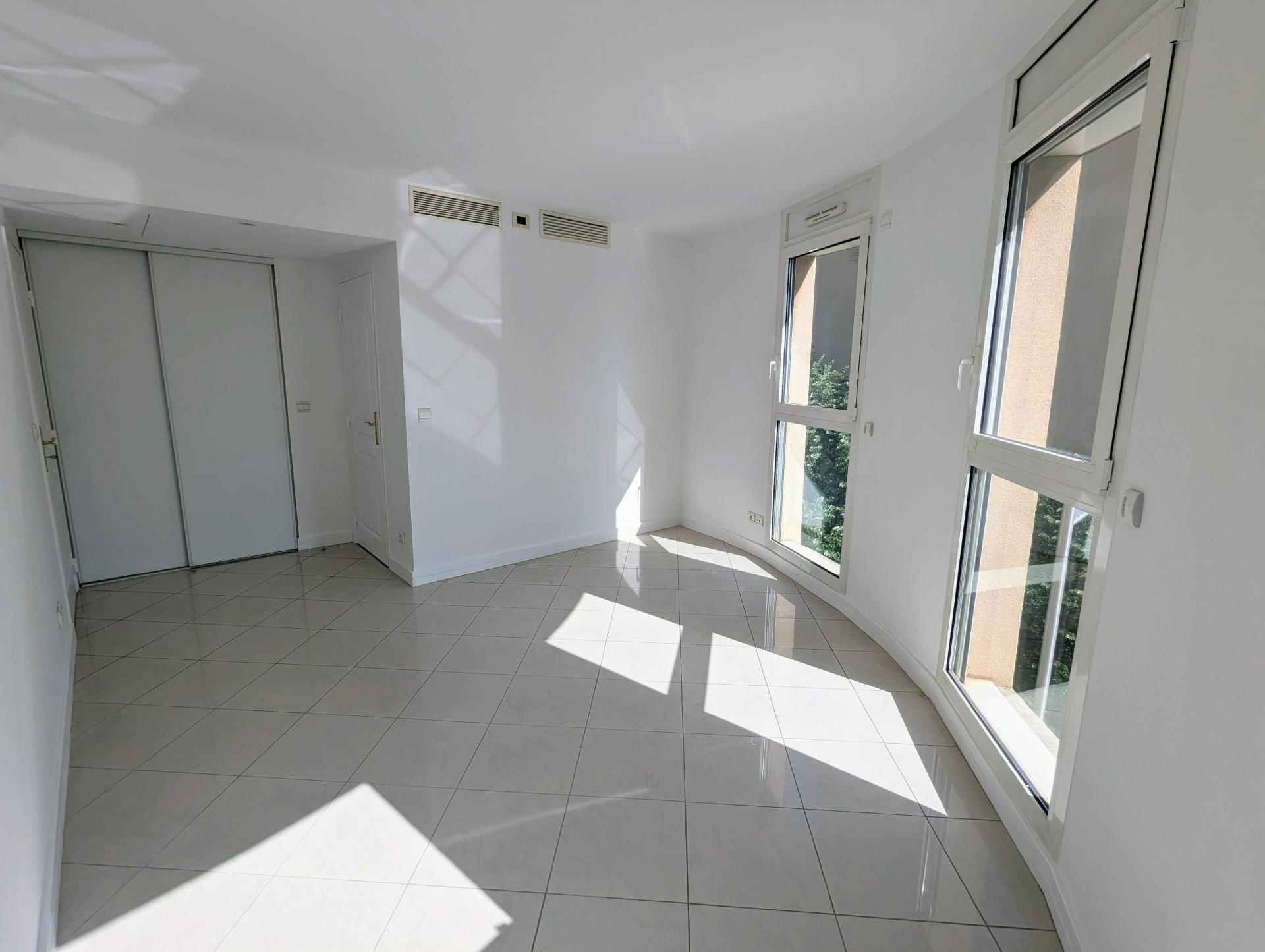 Photo 10 of the listing.
