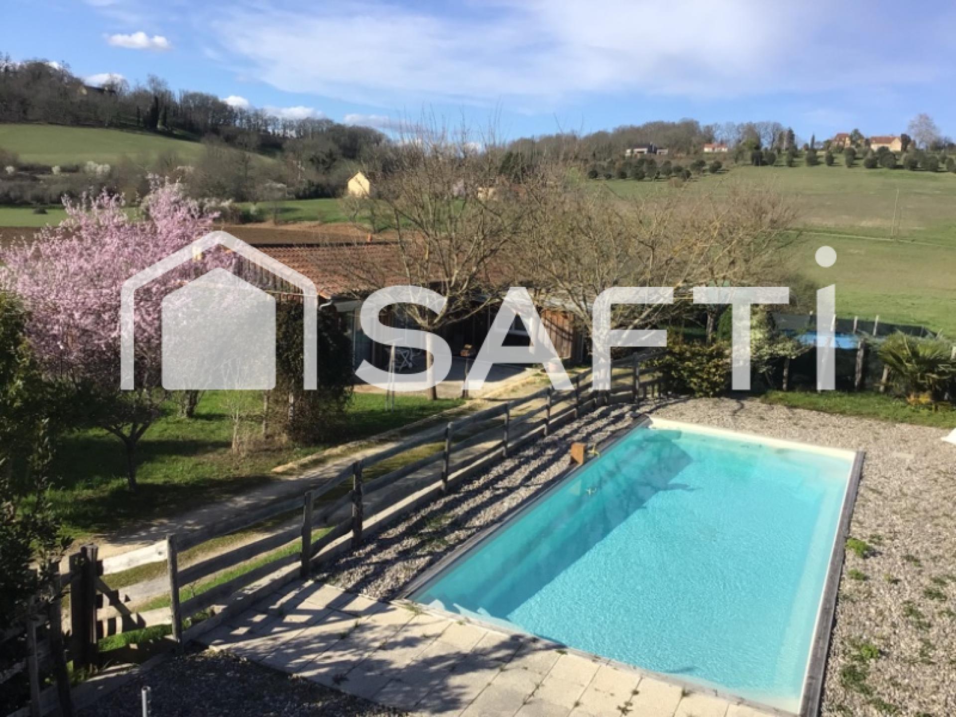 Maison comprenant deux gîtes, trois chambres d’hôtes et deux piscines.