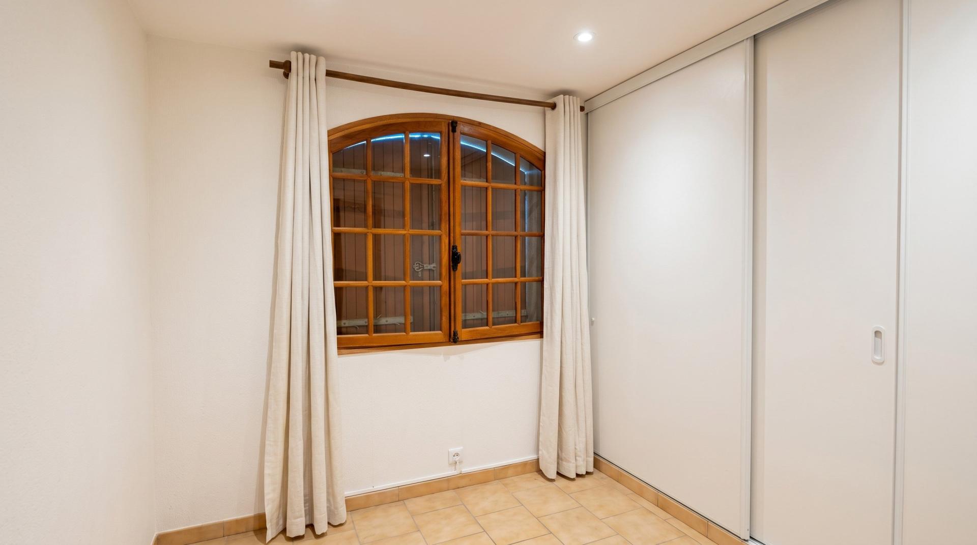 Photo 7 of the listing.