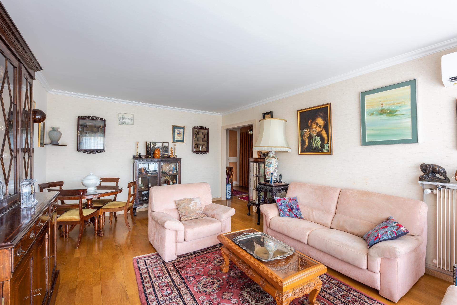 Photo 2 of the listing.