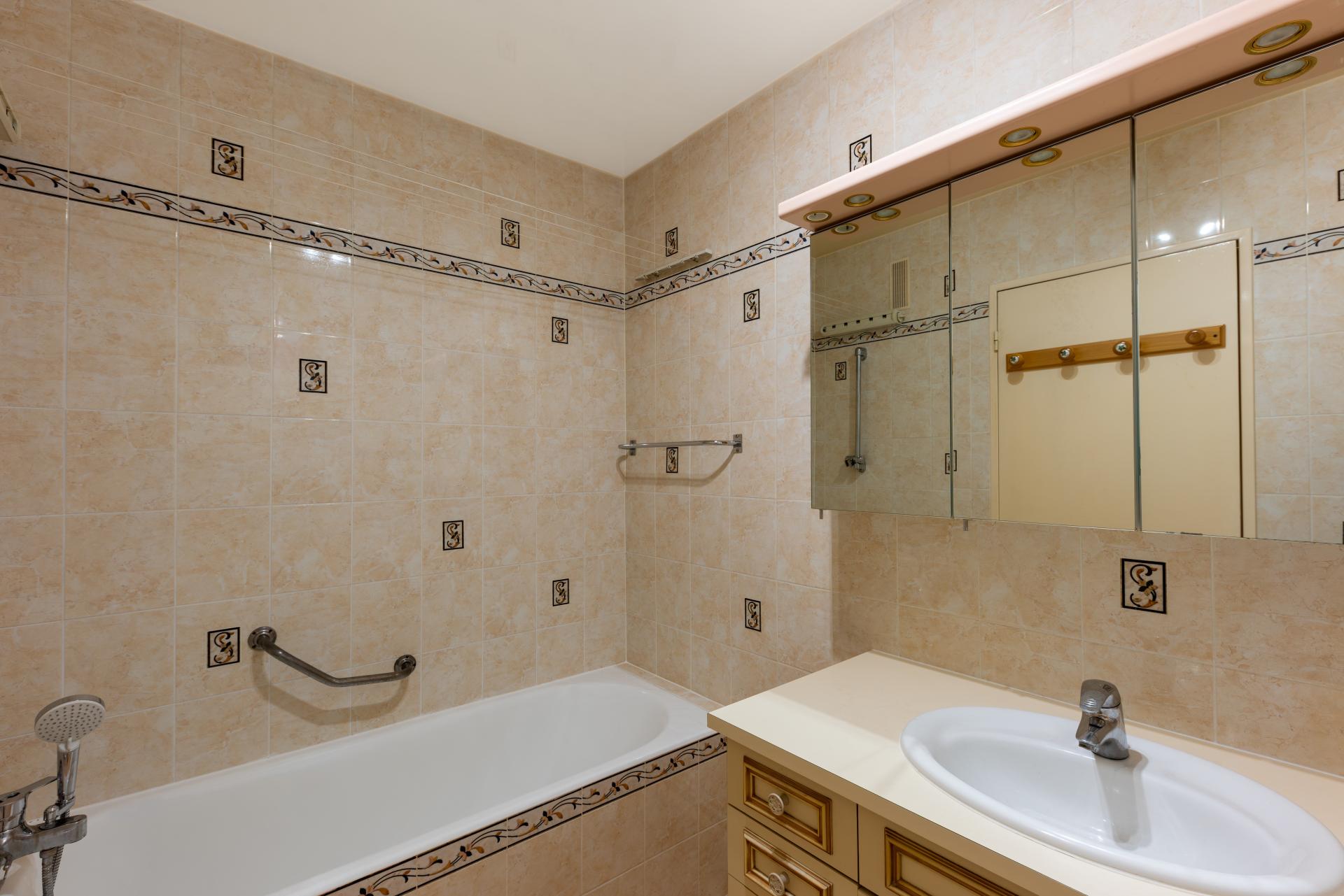 Photo 14 of the listing.