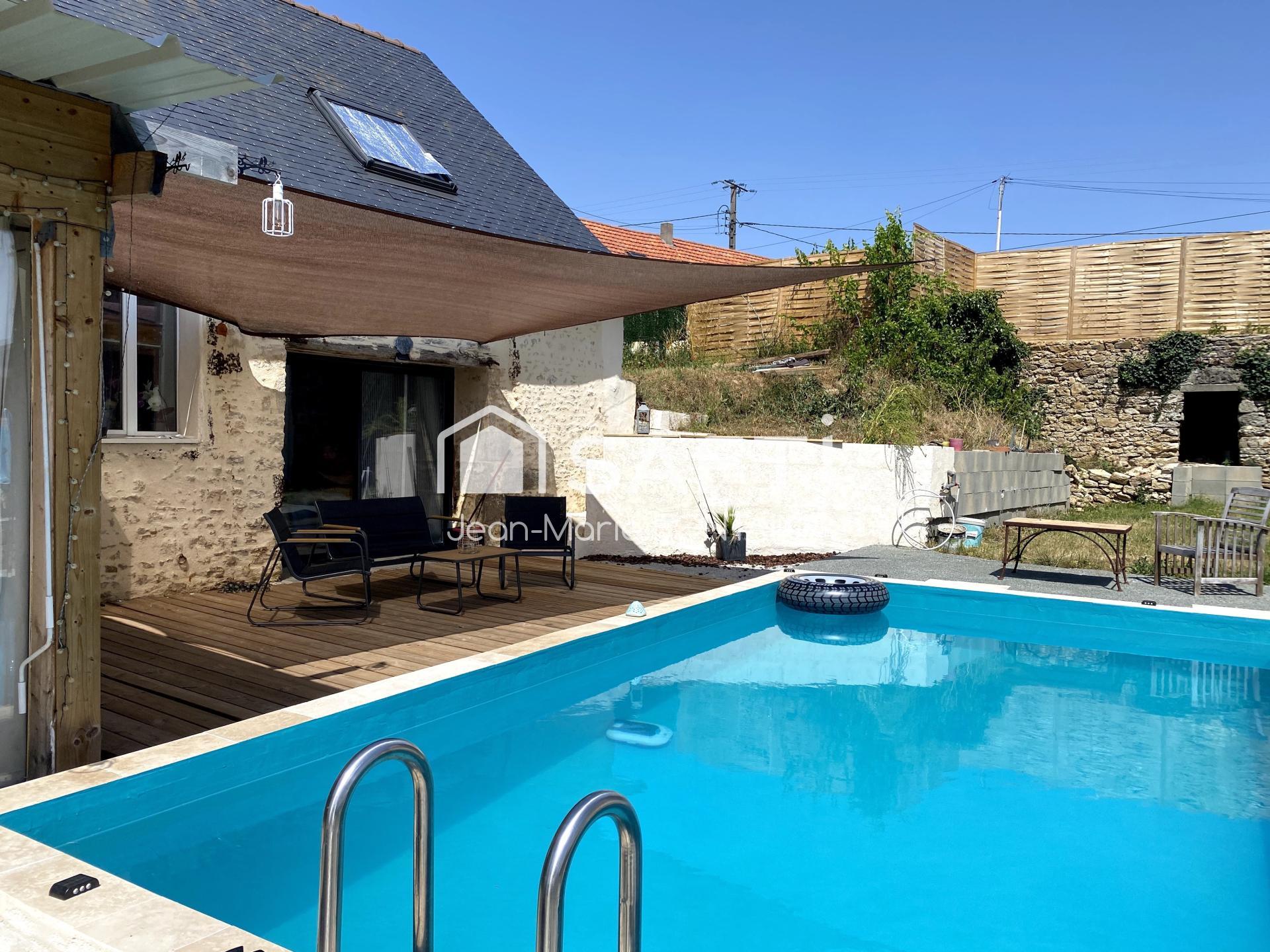 Belle longère restaurée avec piscine et étang et dépendance