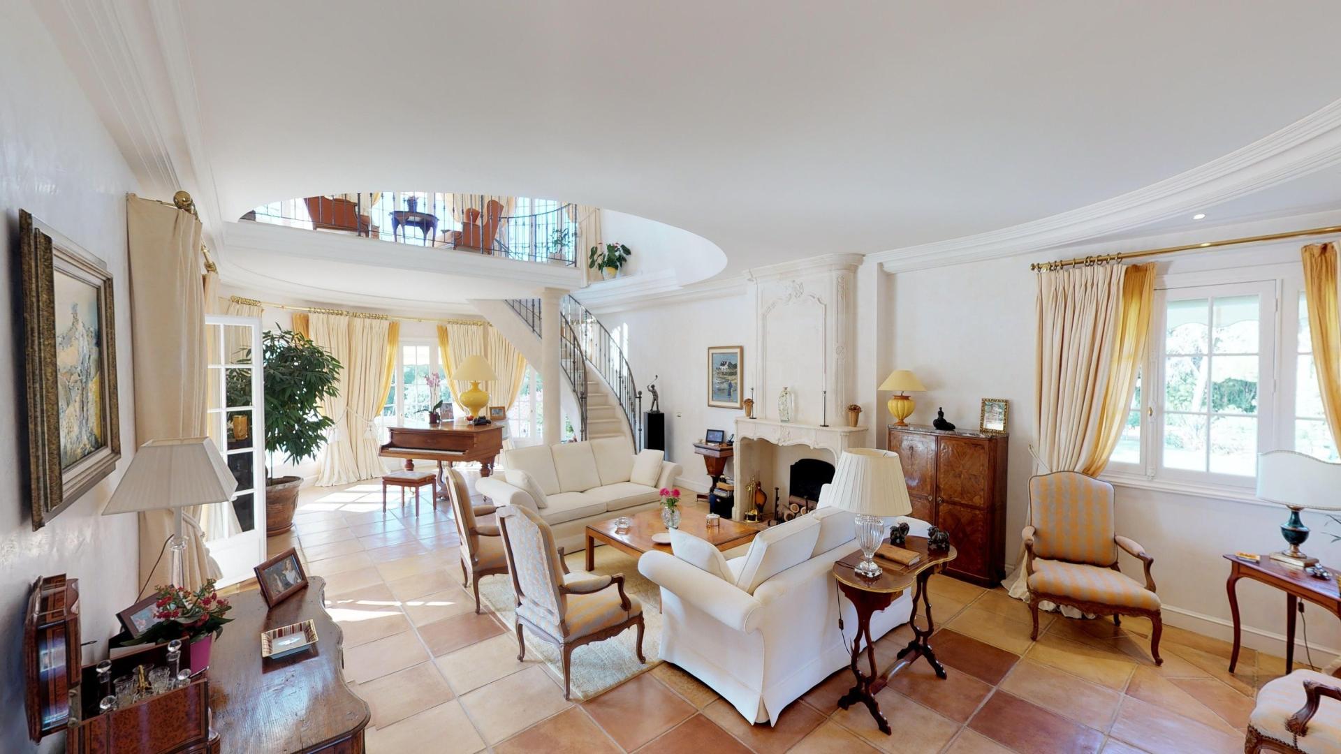 Photo 2 of the listing.