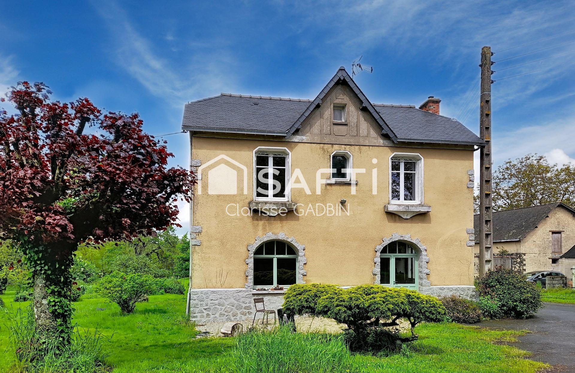 Belle propriété avec une maison des années 1950 et une longère aménagée en loft. Dépendances avec boxes et plan d'eau et 1 hectare 7 de terrain