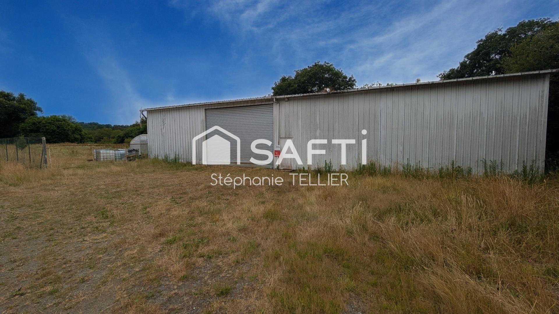 Sur le Secteur de Callac Terrain avec une partie constructible + hangar
