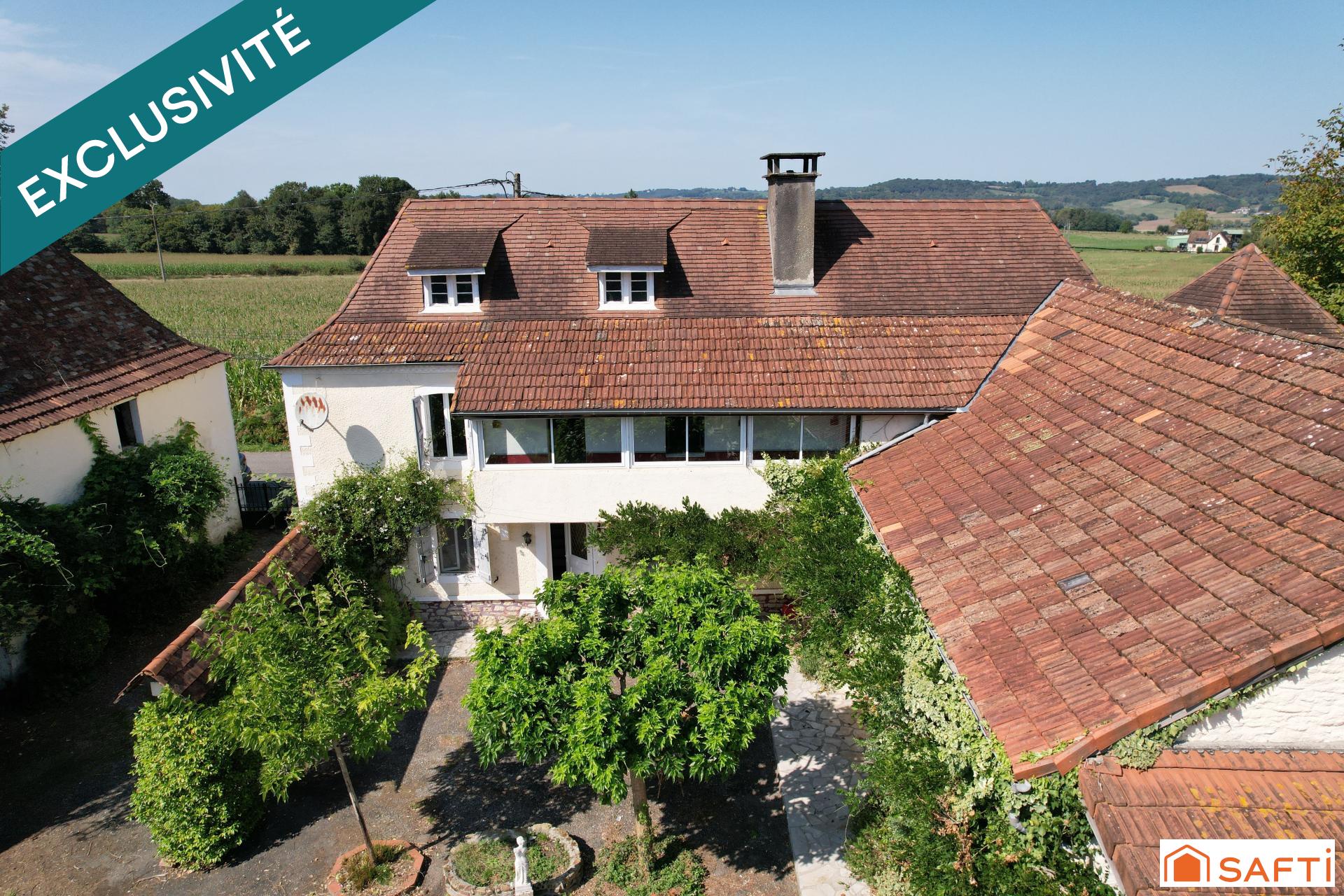 Authentique Béarnaise 213M2 avec dépendances et jardin à l’anglaise