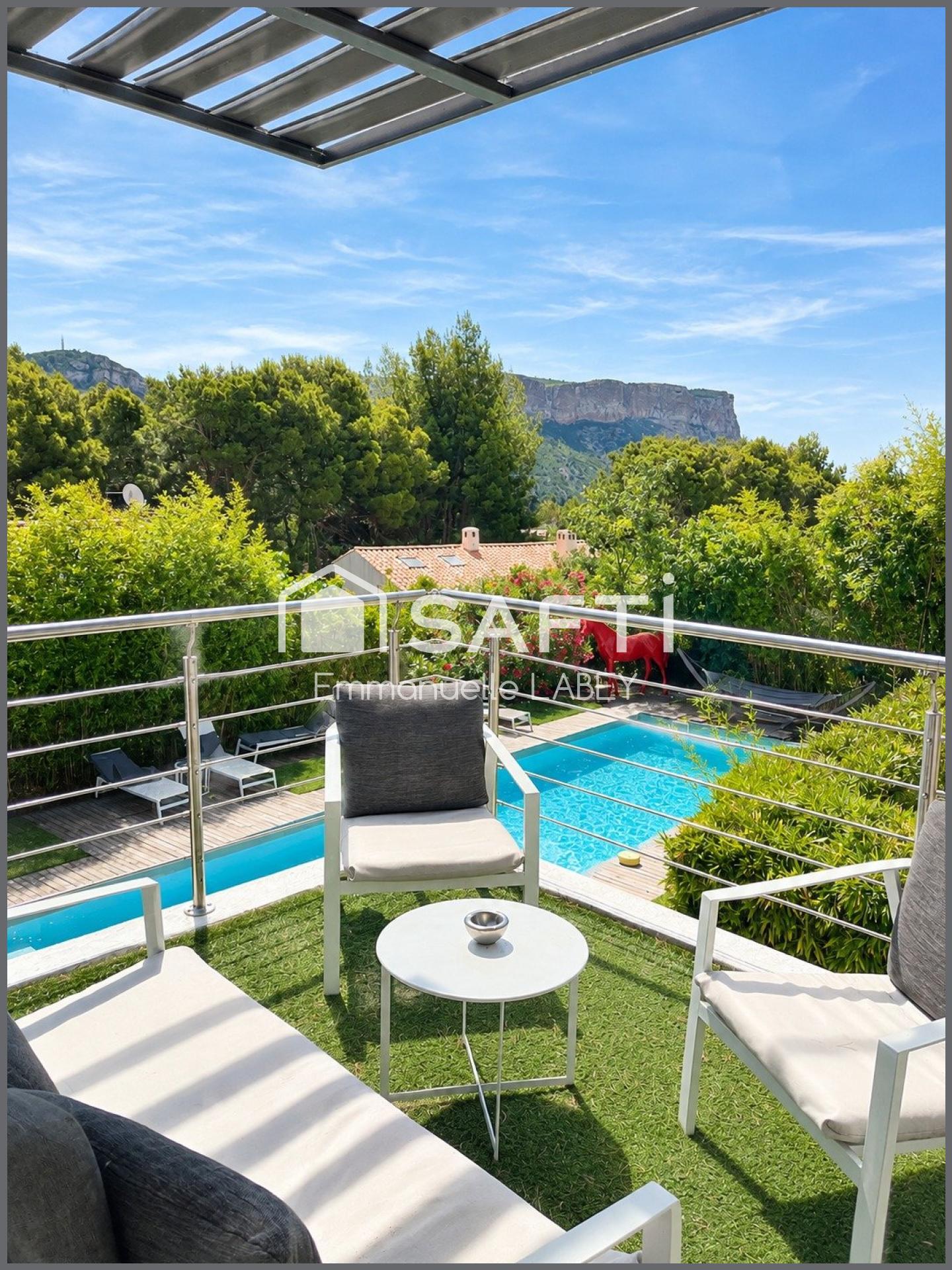 Une adresse au cœur de Cassis, où tout se rejoint, la mer, le village et l'art de vivre.