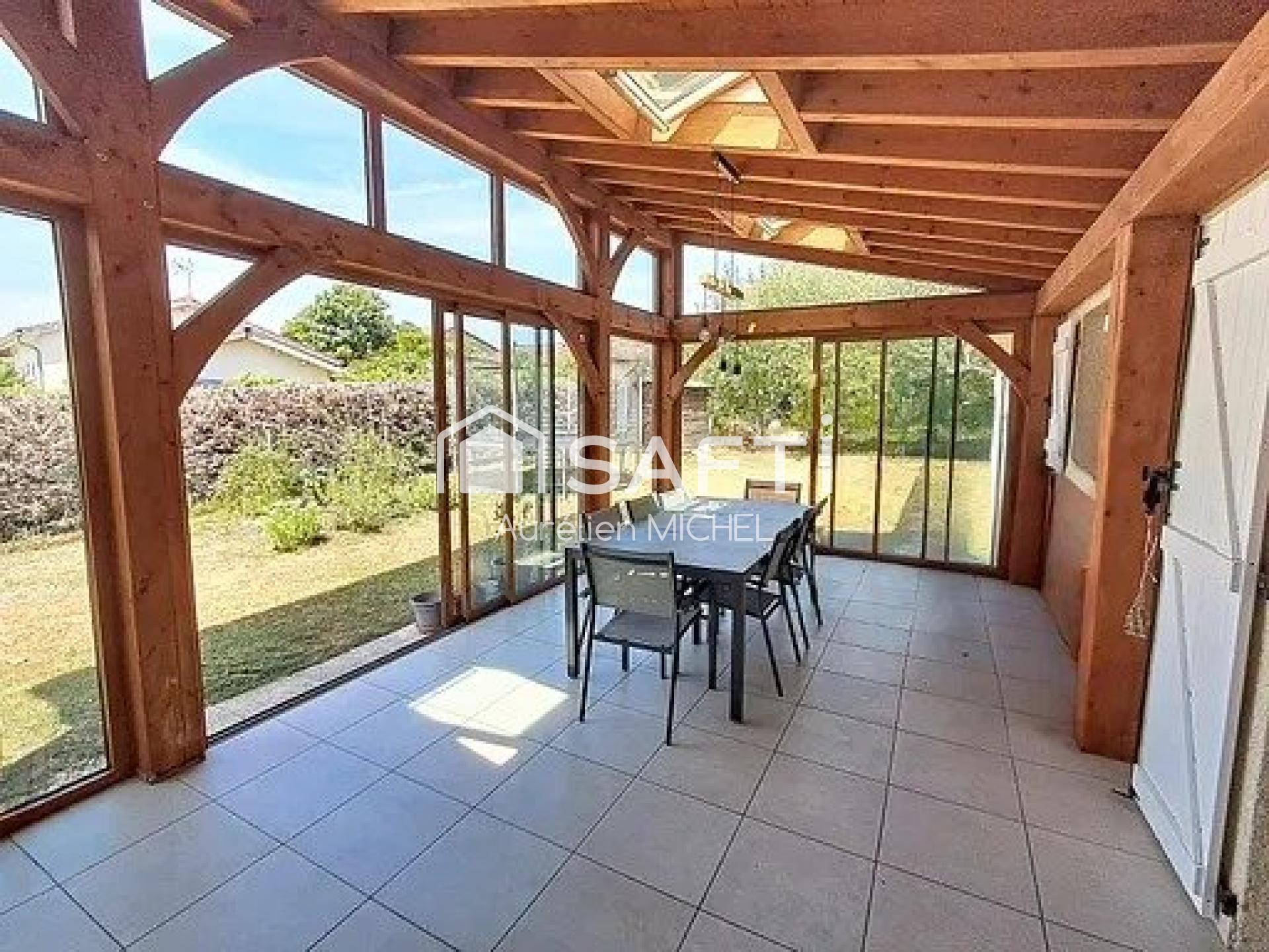 Maison de plain pied de 146m² , 4 chambres avec véranda et piscine