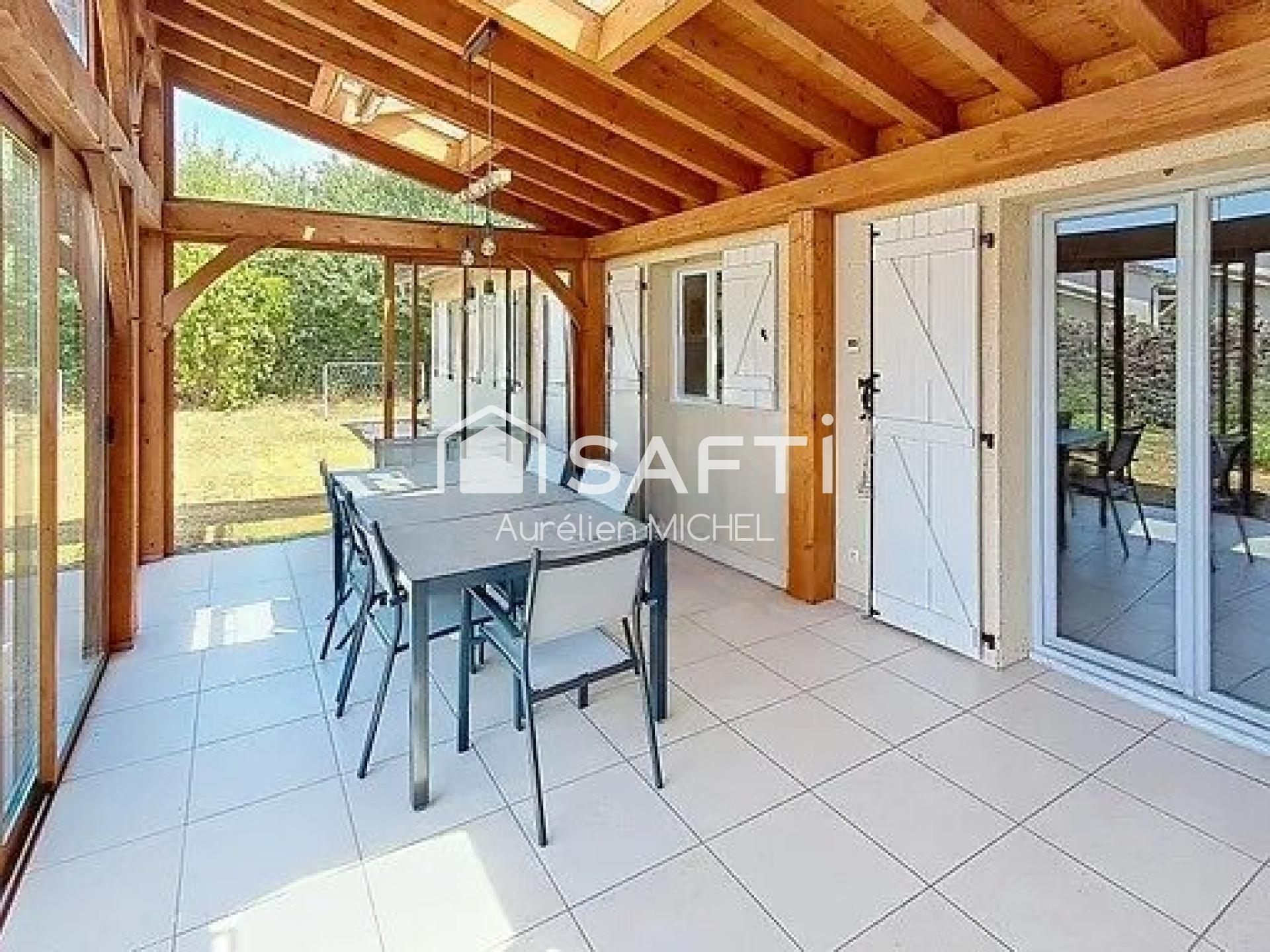 Maison de plain pied de 146m² , 4 chambres avec véranda et piscine