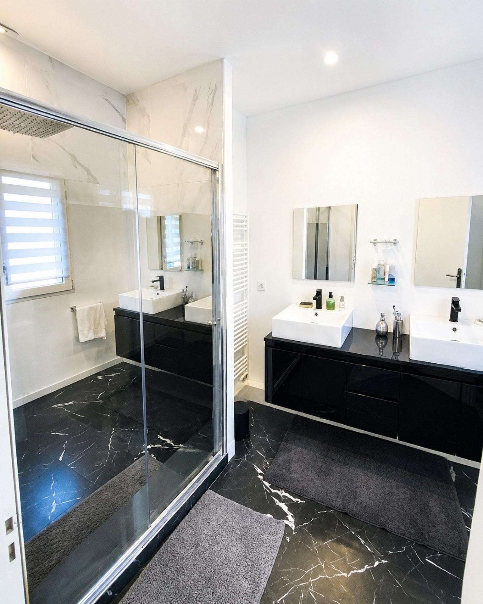 Photo 8 of the listing.