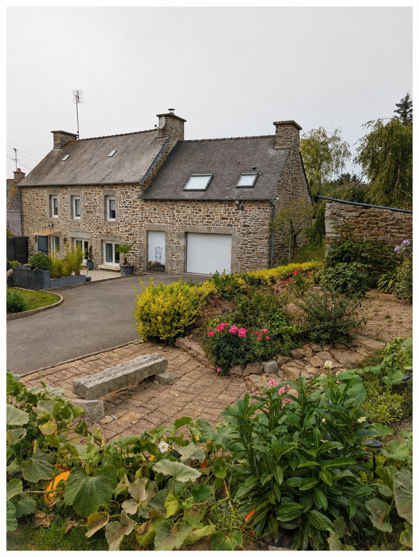 Maison en pierre entièrement rénovée, aucun travaux à prévoir-3 chambres -Jardin clos