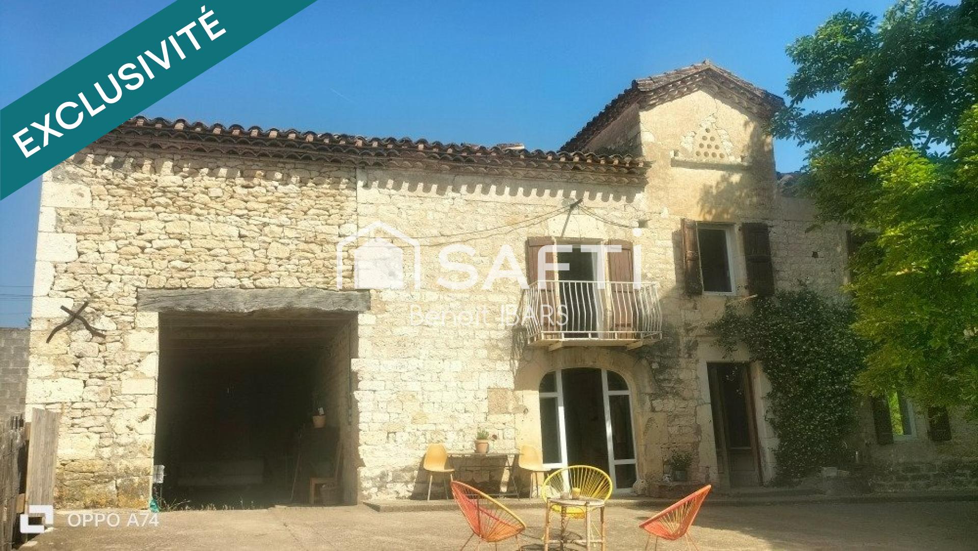 Ancienne ferme en pierre calcaire restaurée avec ses dependances