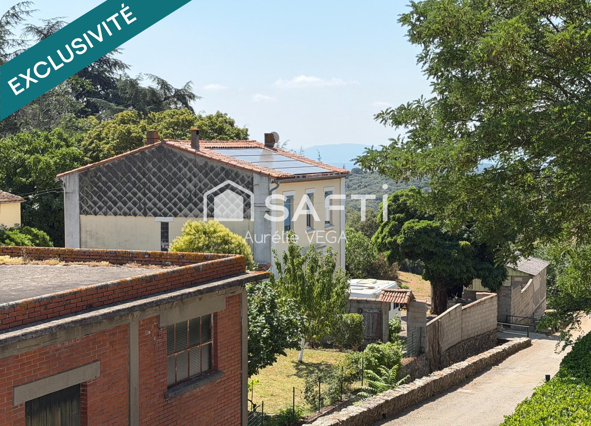 Maison familiale avec 8 300 m² de terrain et dépendance