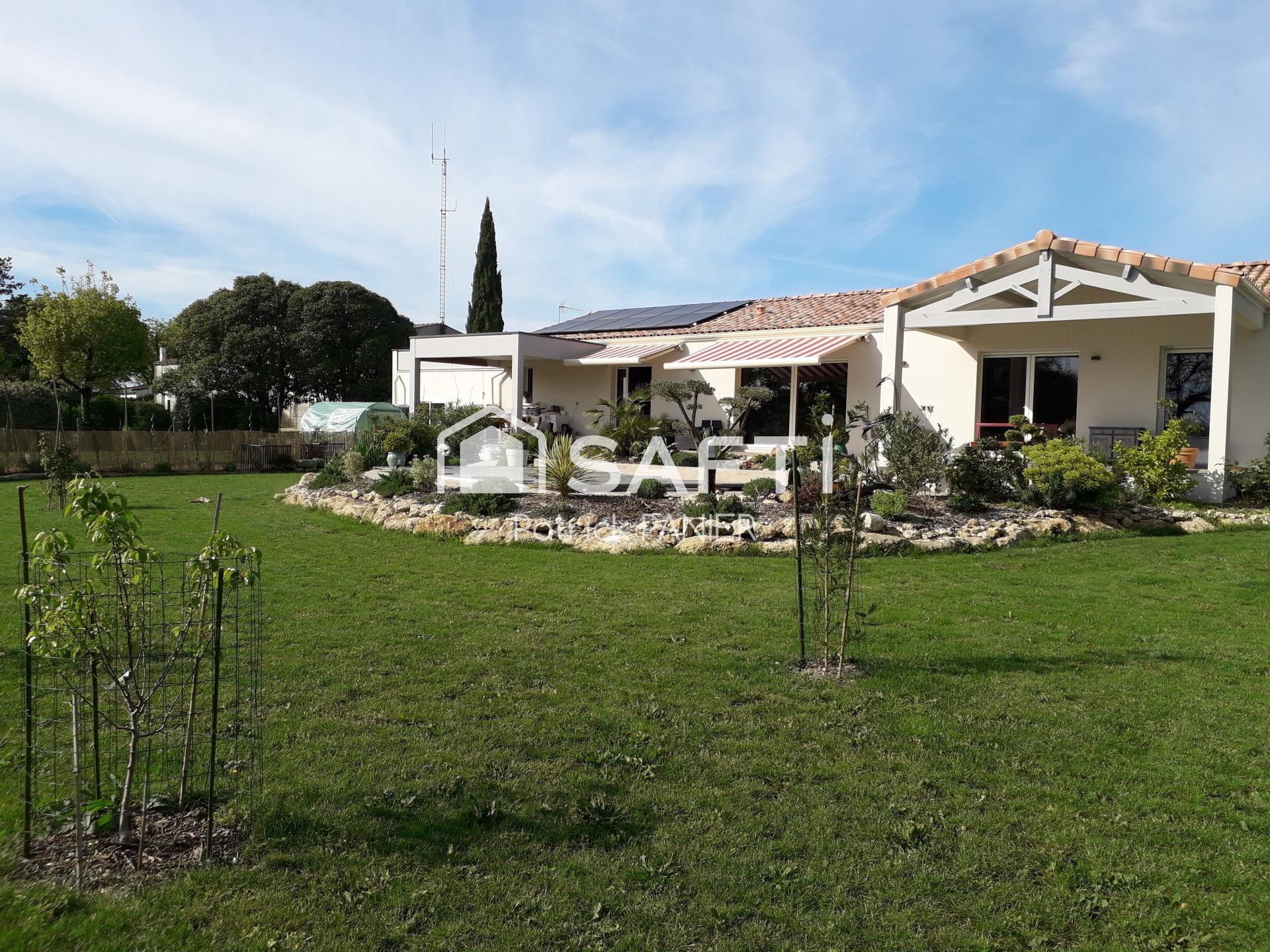 Maison moderne 131 m² avec piscine et terrasse.