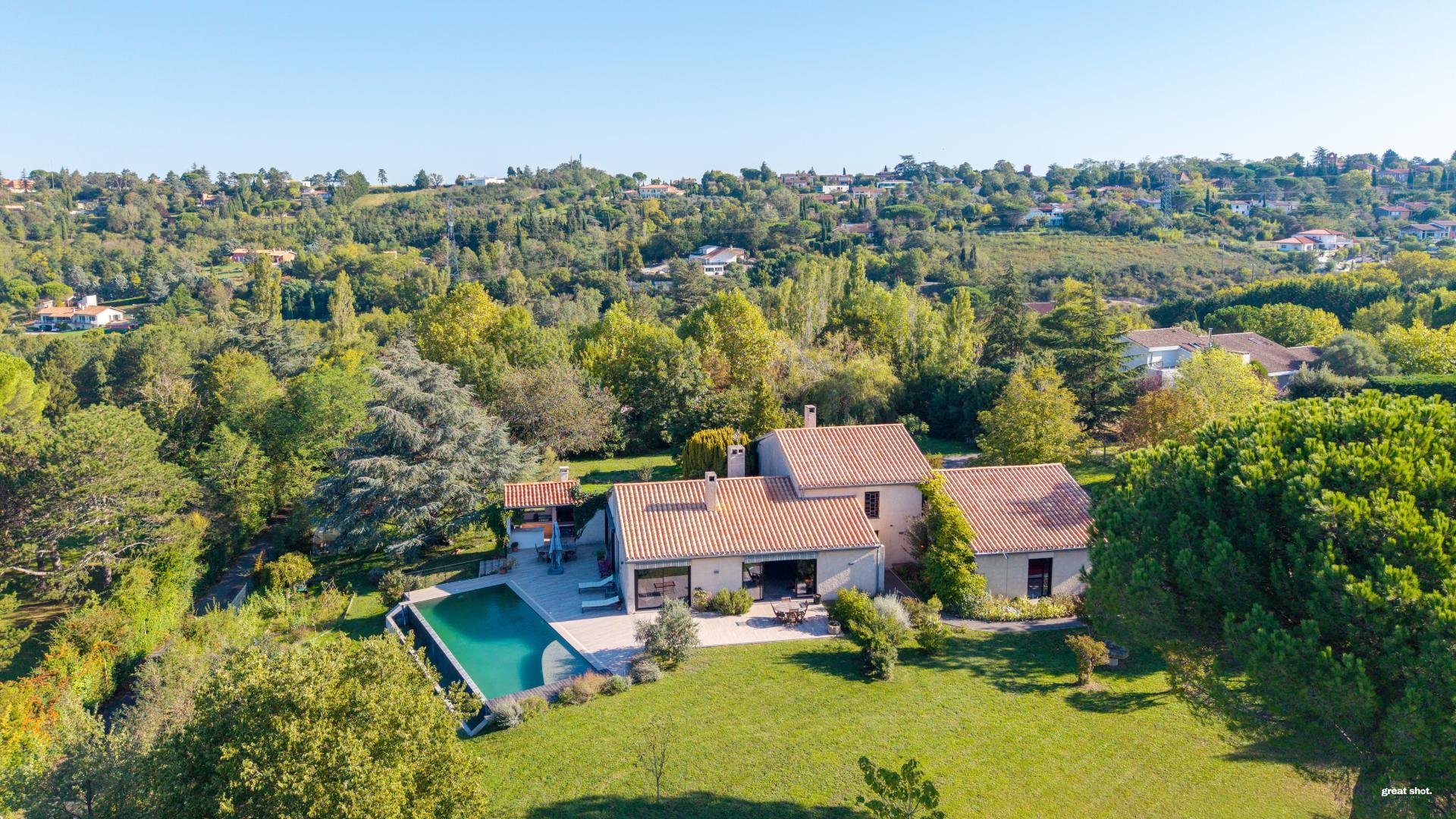 Élégance, volumes et nature - parc arboré de 5 000 m².
