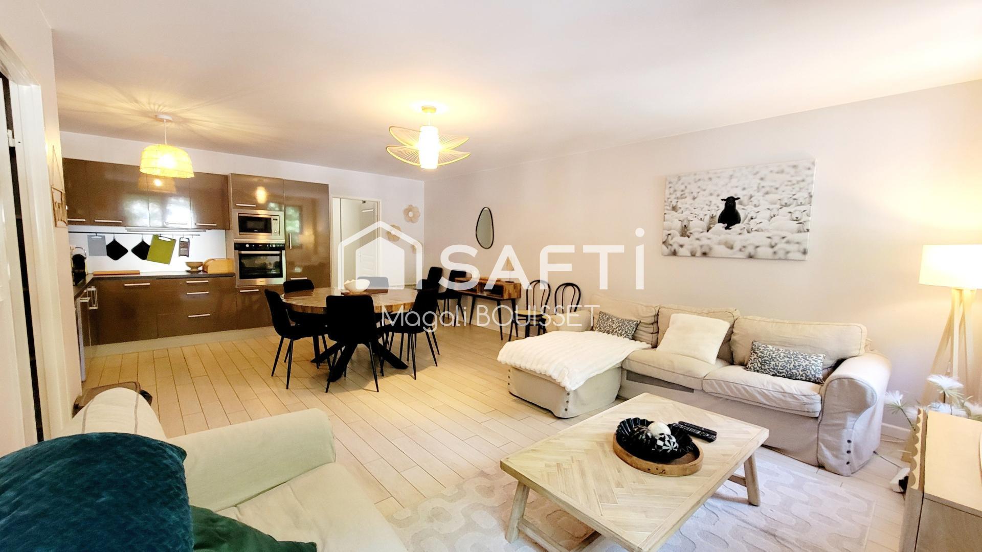 Appartement T4 de 91m², refait à neuf matériaux de qualité et vendu meublé, terrasse, ascenseur, place de parking.