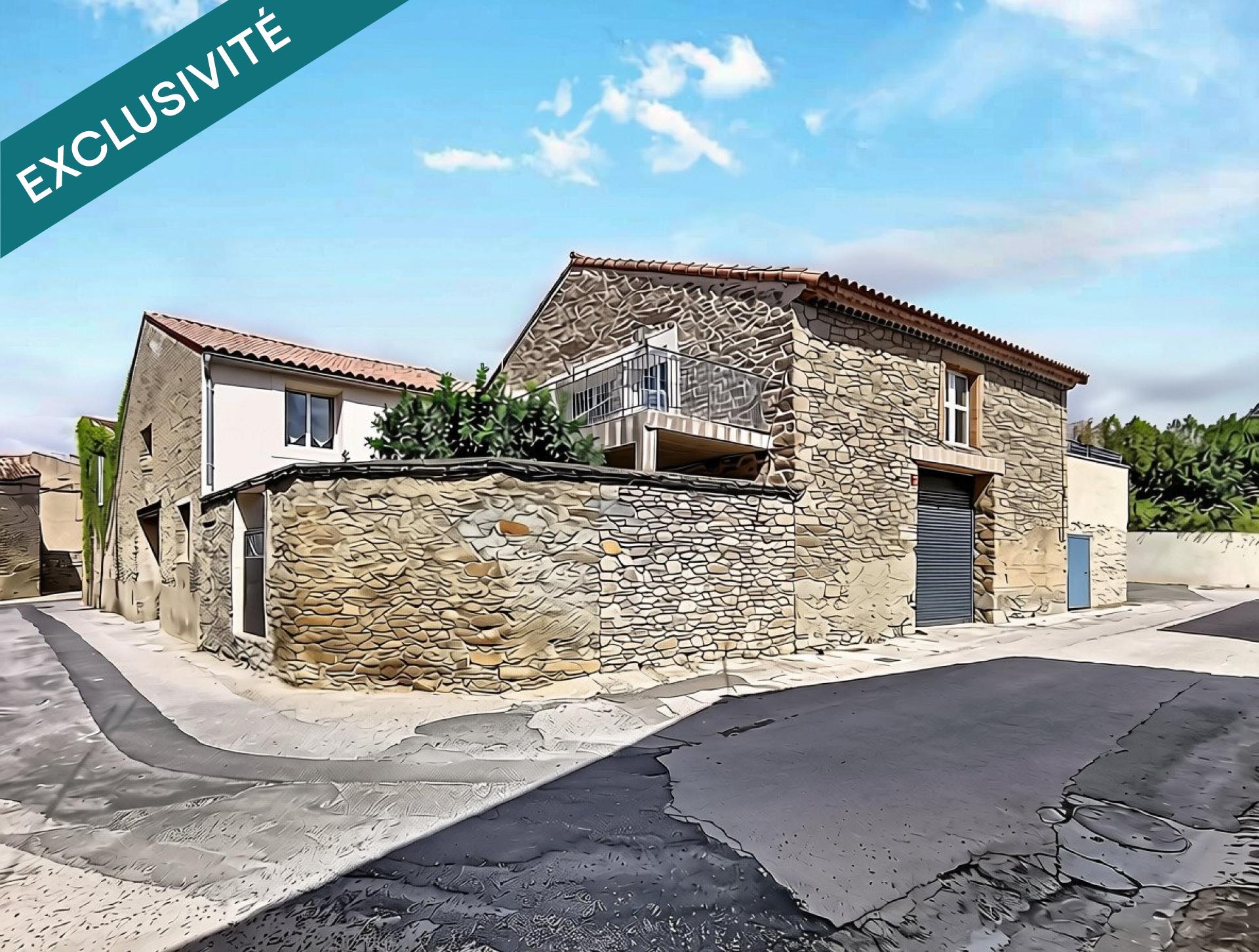 Belle propriété avec grands garages, dépendances et piscine couverte.
