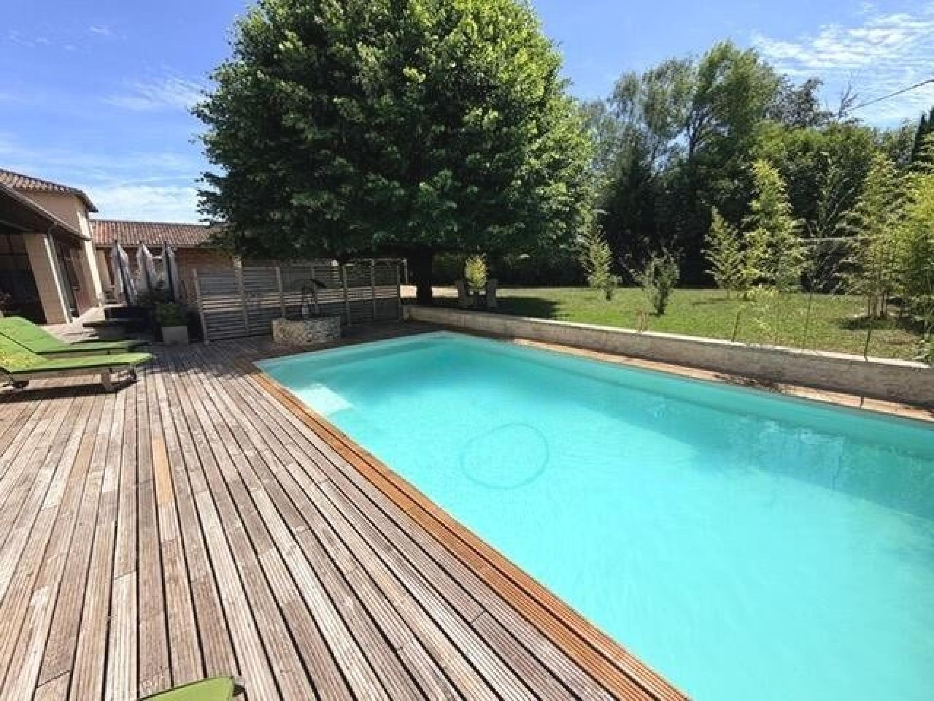 Photo 2 of the listing.