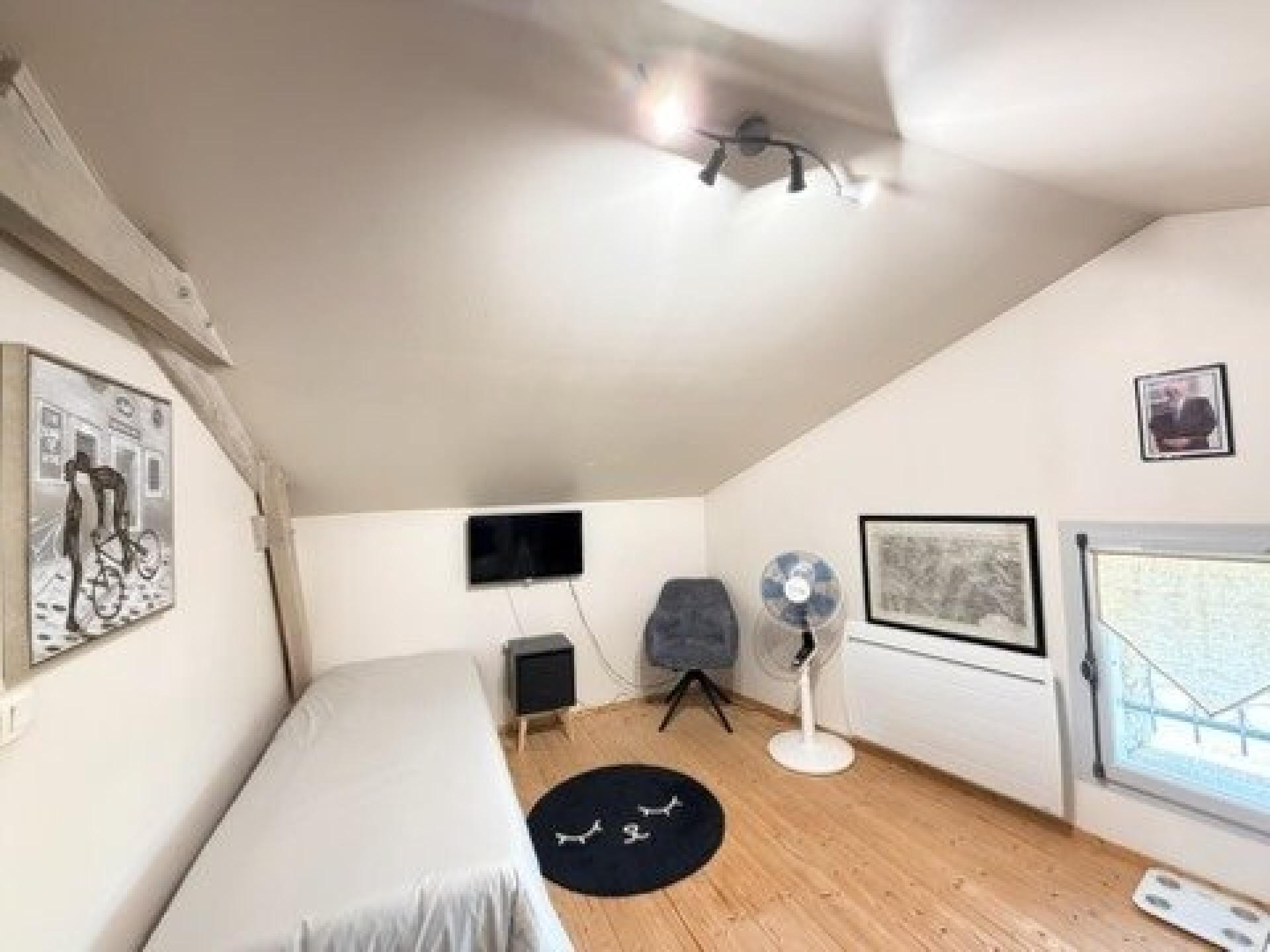 Photo 9 of the listing.