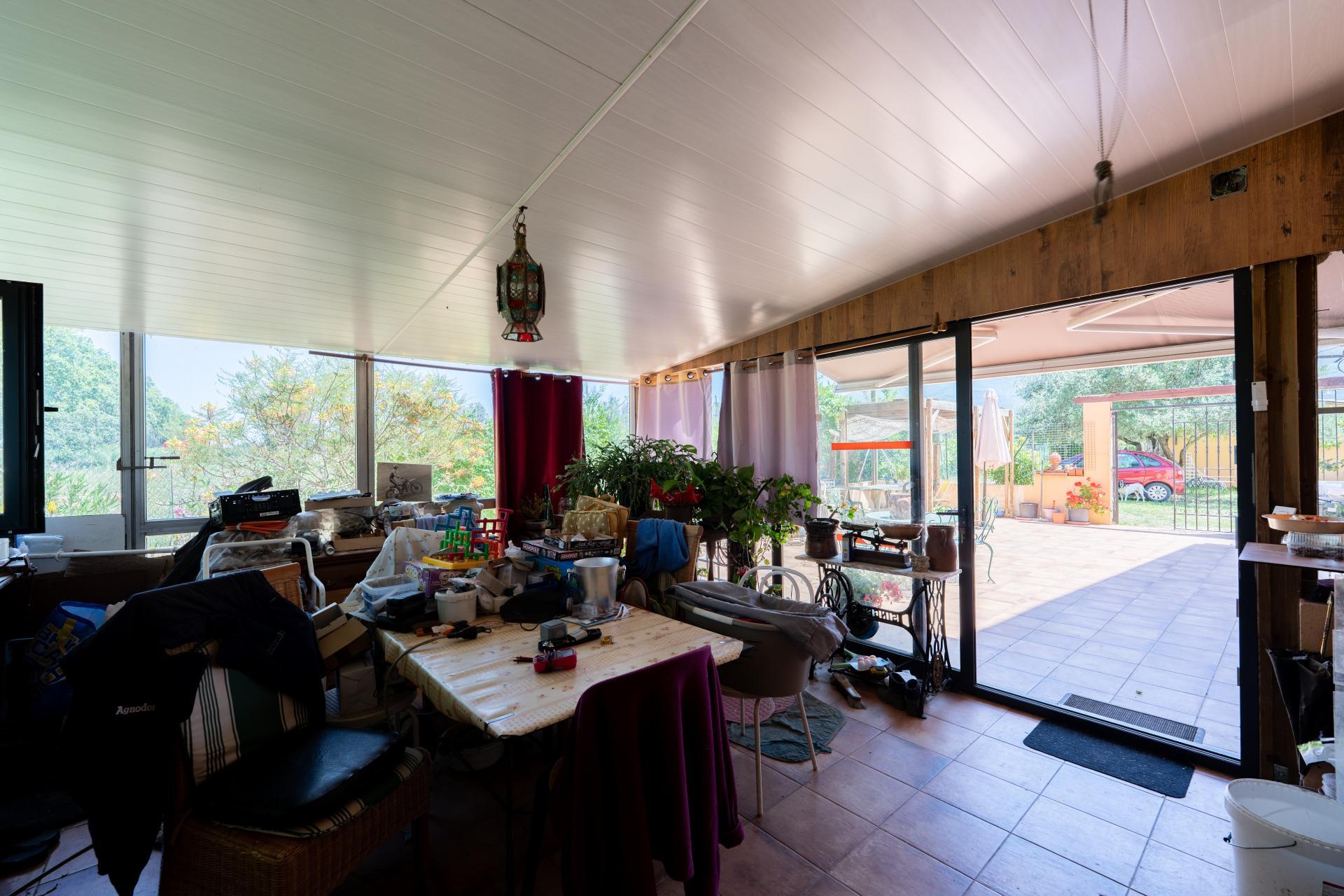 Photo SAFTI — Maison 11 pièces, 271 m² à Saint Genis Des Fontaines 2