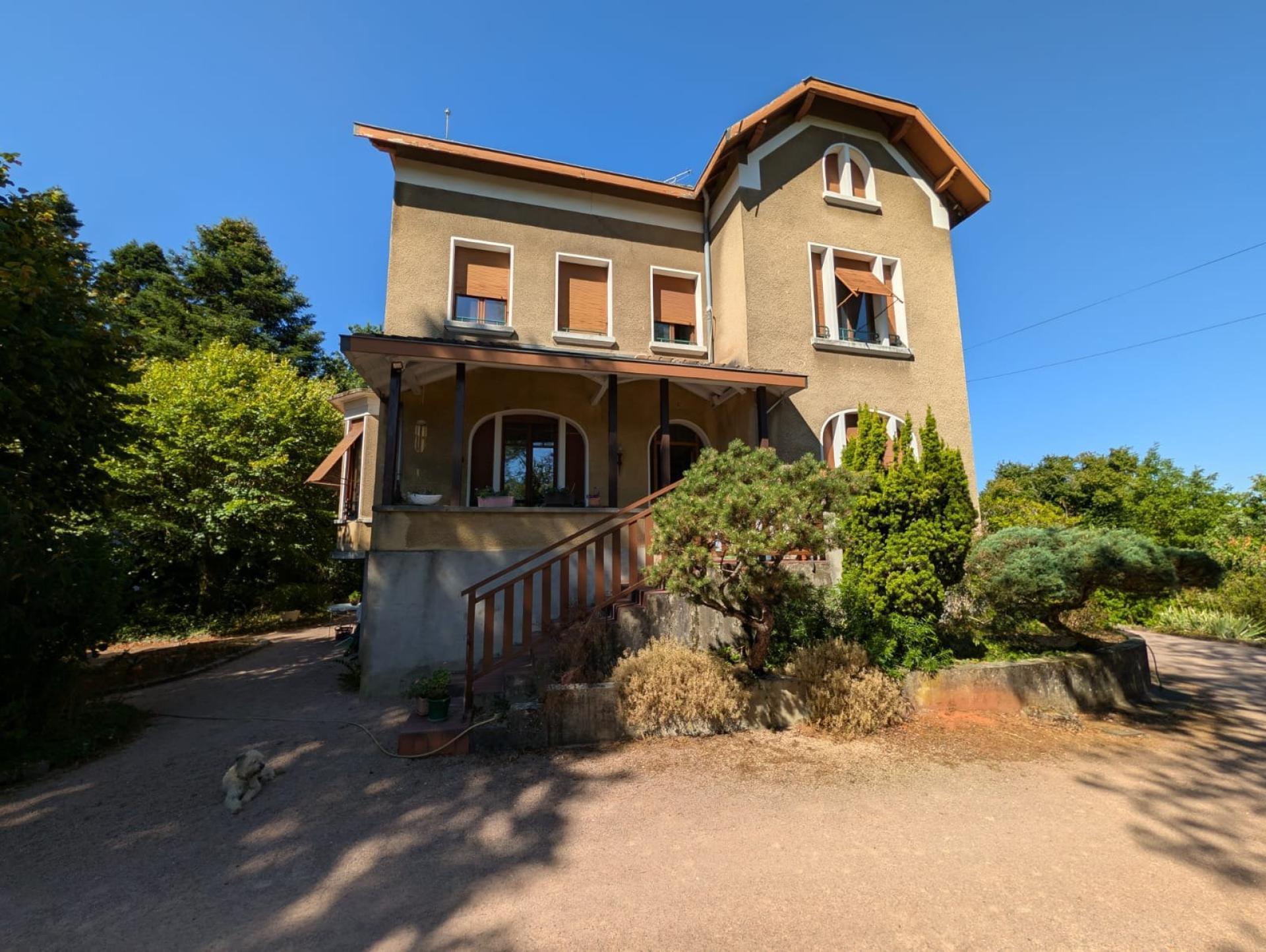 Élégance et sérénité : une maison bourgeoise au cœur d'un écrin de verdure