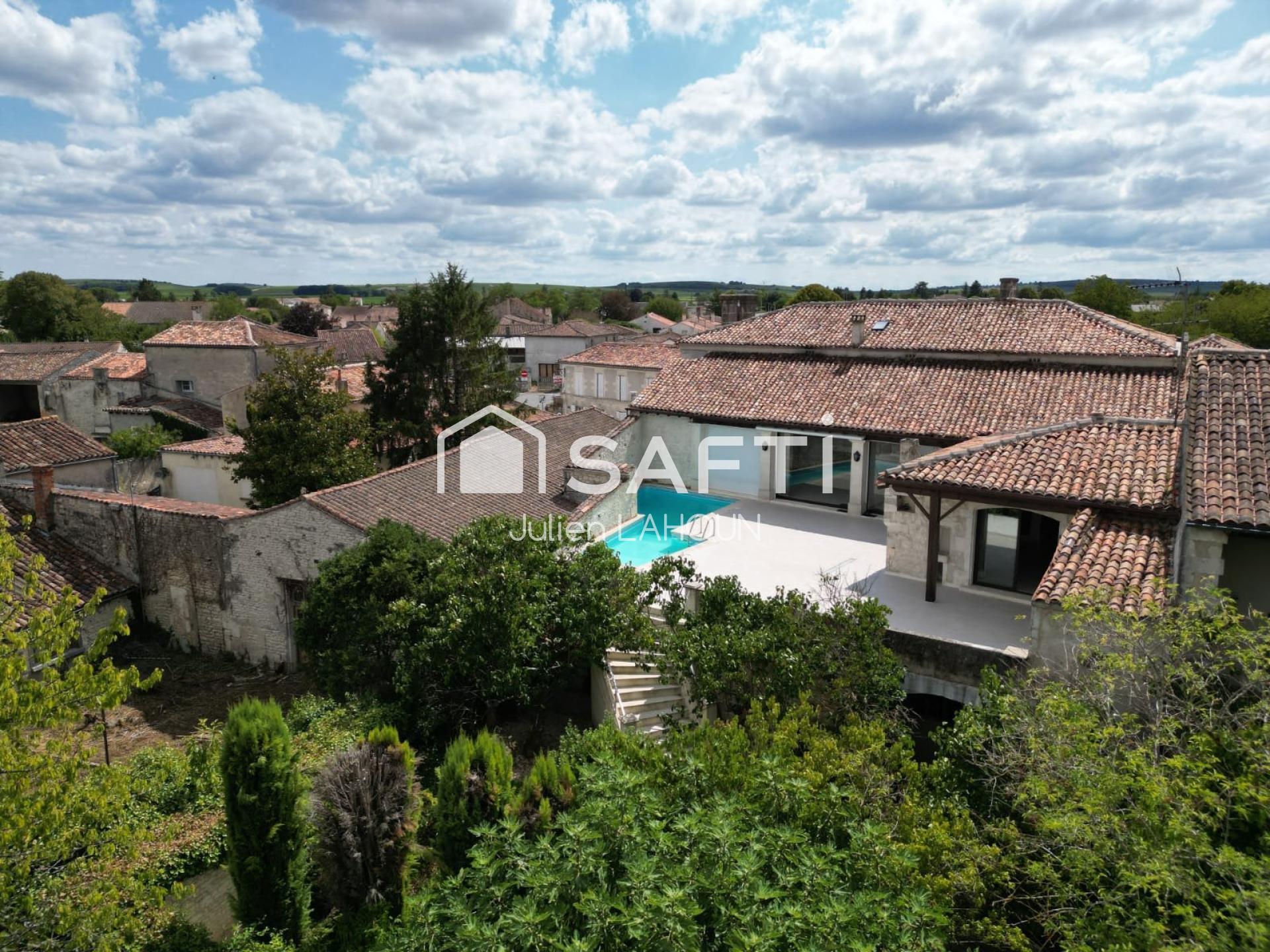 Charentaise avec piscine, terrain constructible et studio indépendant