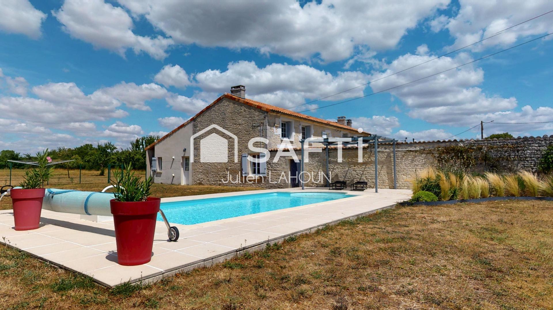 Maison charentaise rénovée avec piscine et dépendances