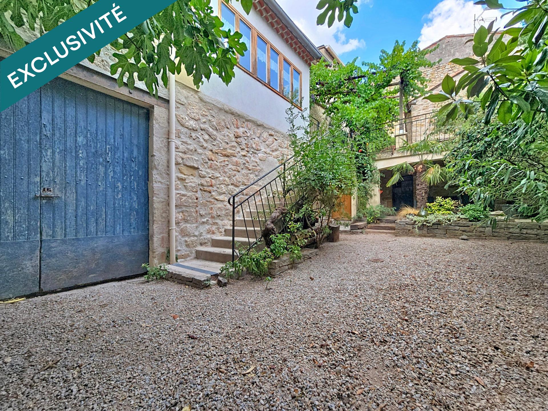 Une superbe maison en pierre où charme de l’ancien, terrasses et volumes généreux se conjuguent à merveille.
