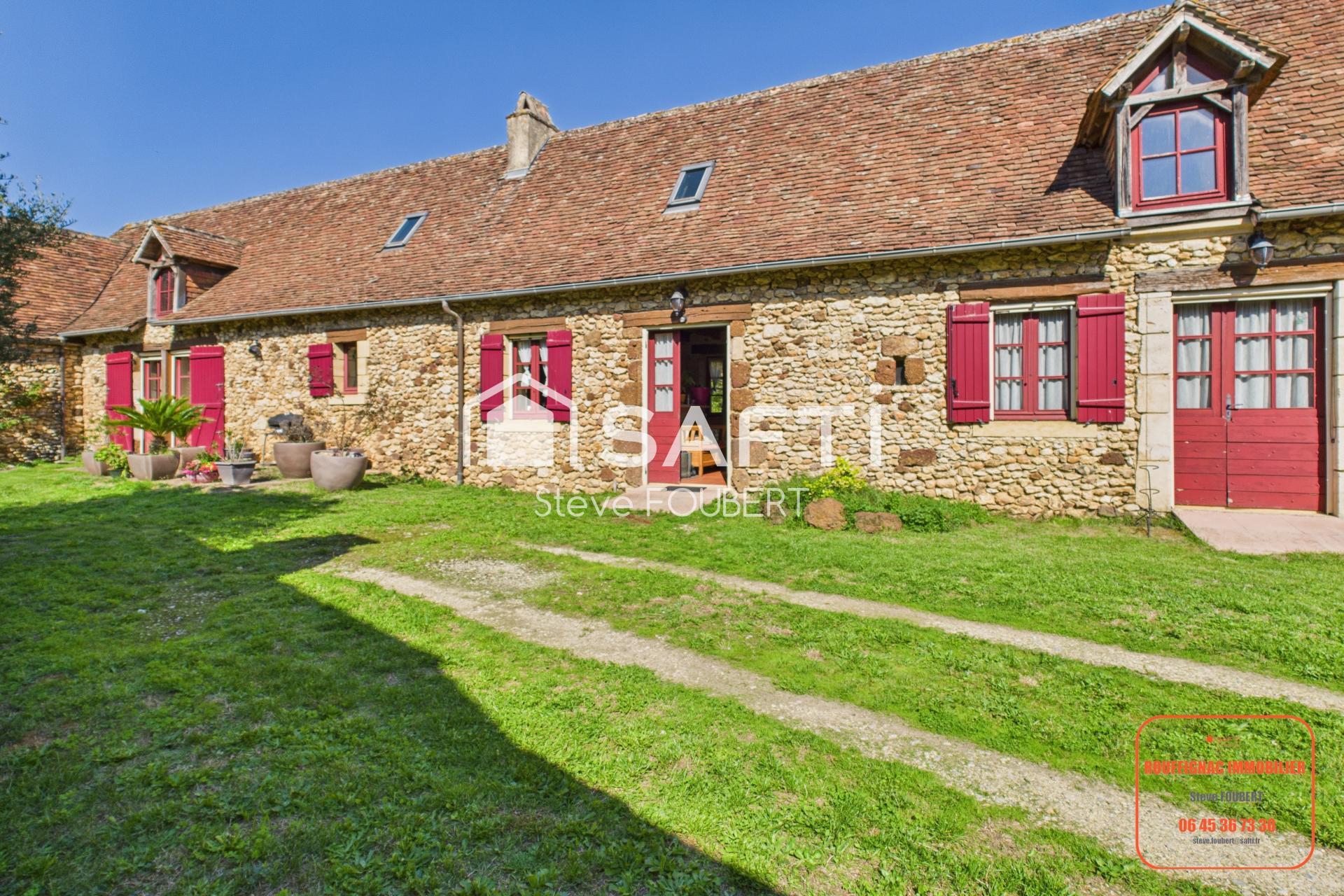 Belle Périgourdine aux pieds du château
