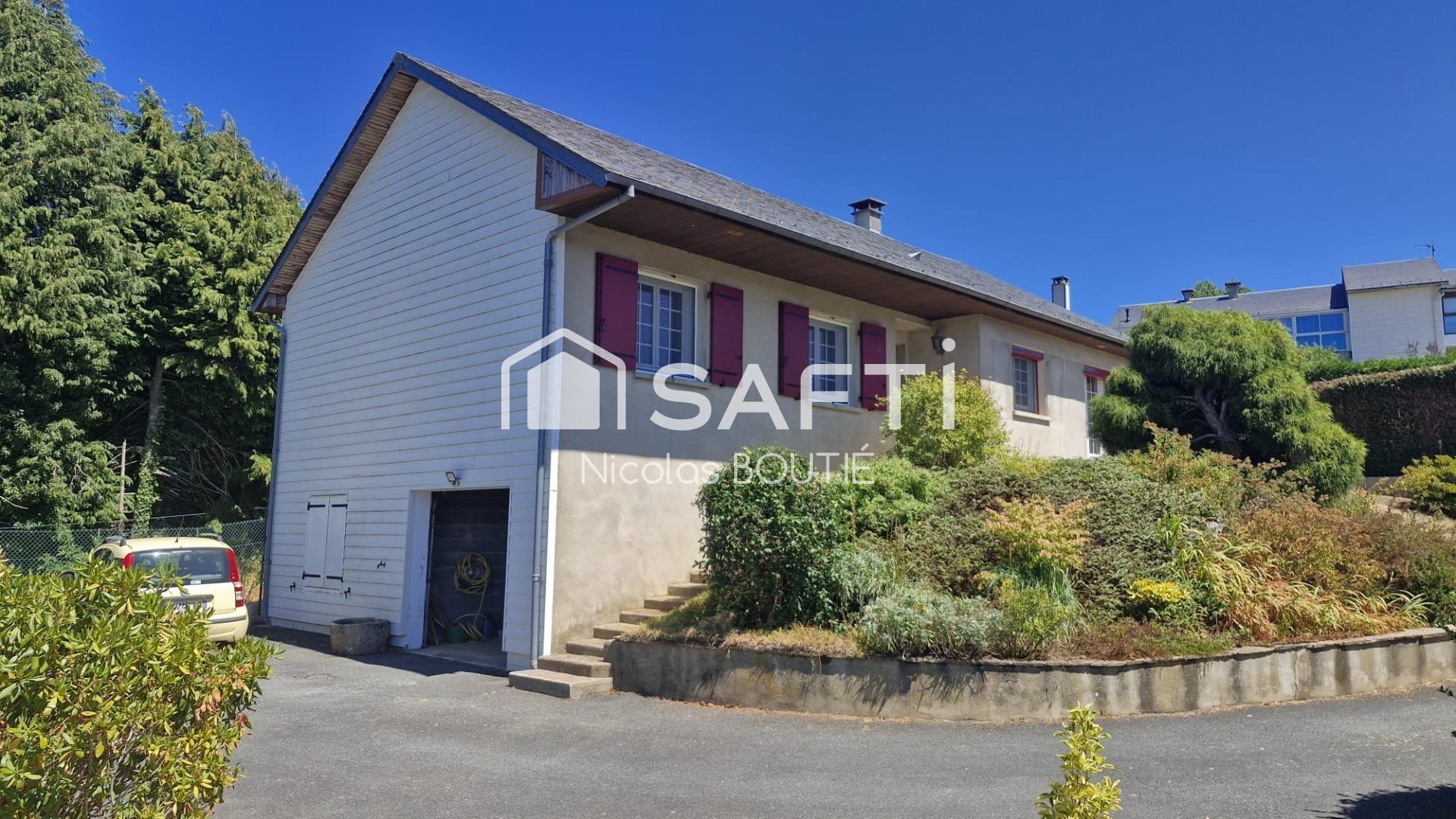 Maison de lotissement avec sous-sol et terrain clos