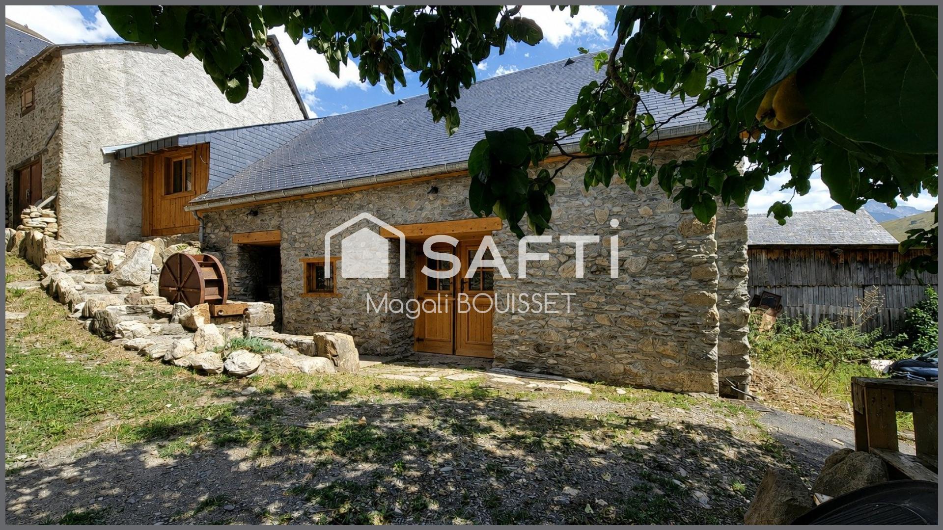 Maison en pierres T5 de 118m², ancienne bergerie rénovée de A à Z, terrasse, barbecue, cour, vue.