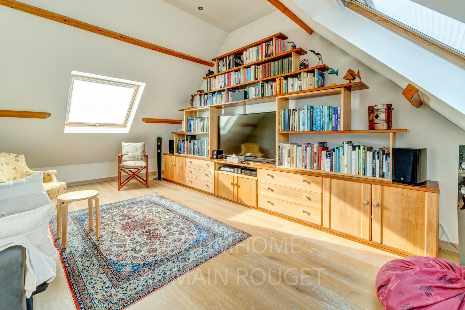 Photo 9 of the listing.