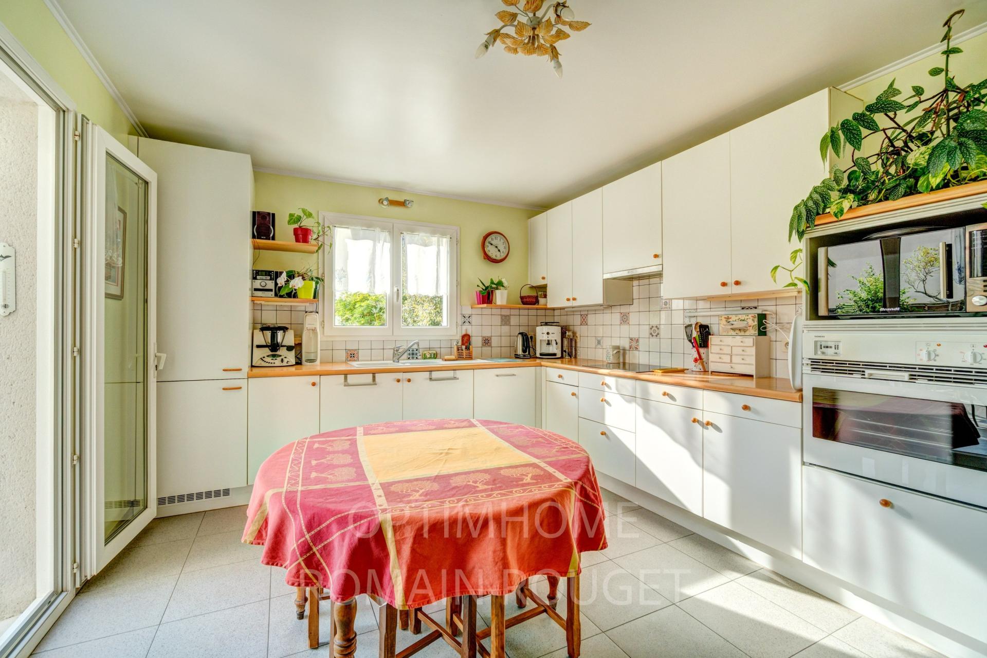 Photo 5 of the listing.