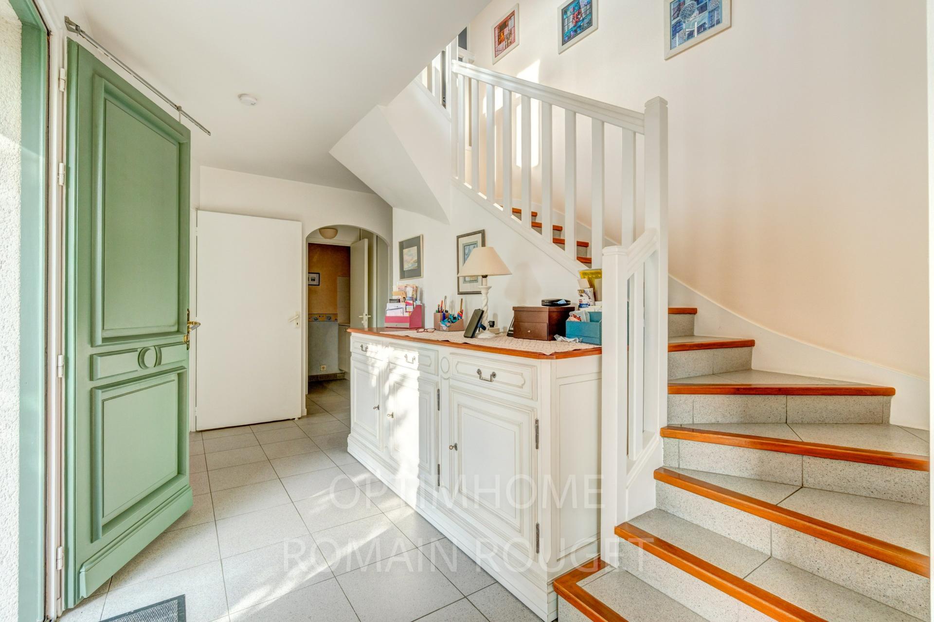 Photo 8 of the listing.