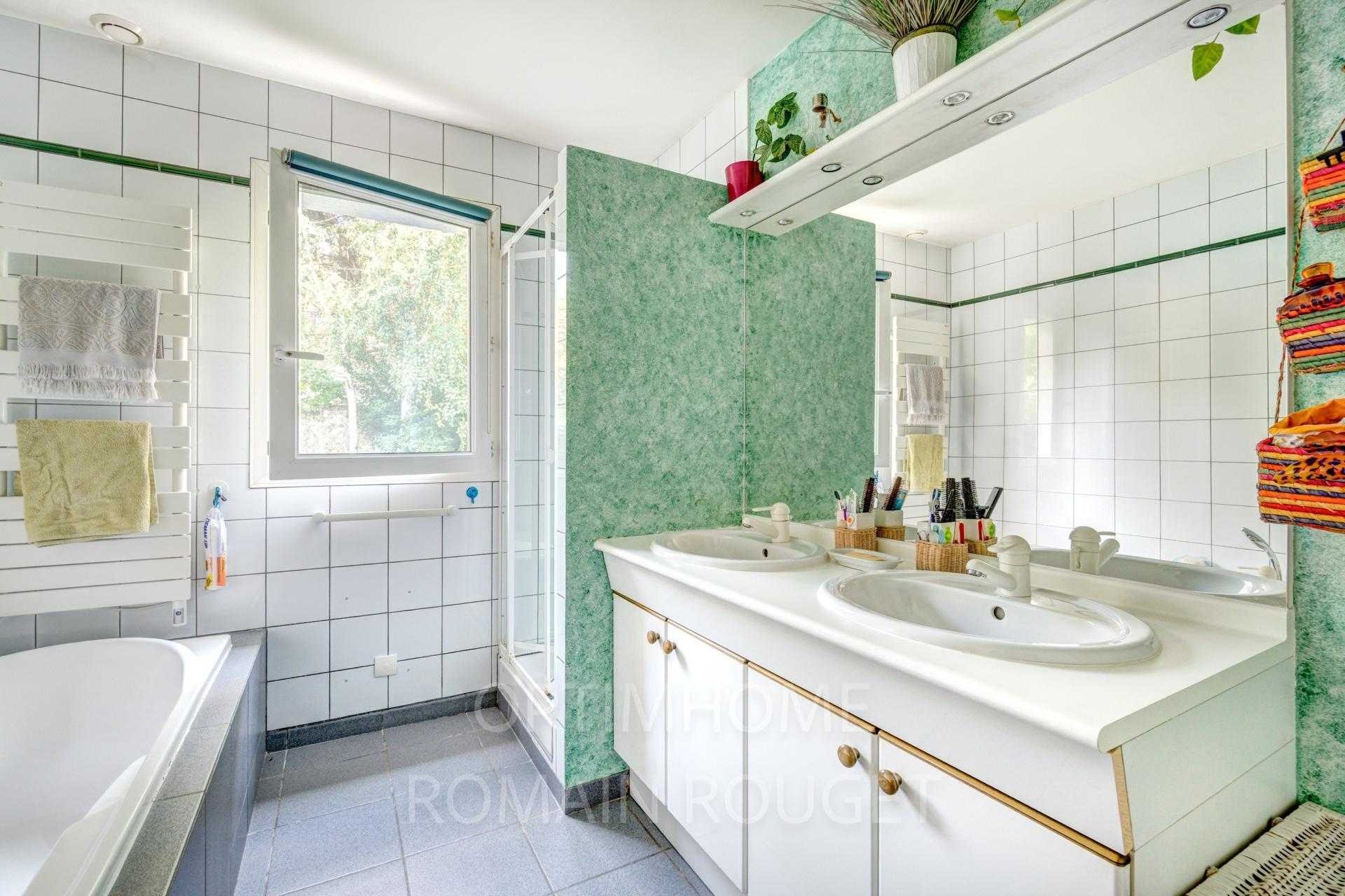 Photo 7 of the listing.