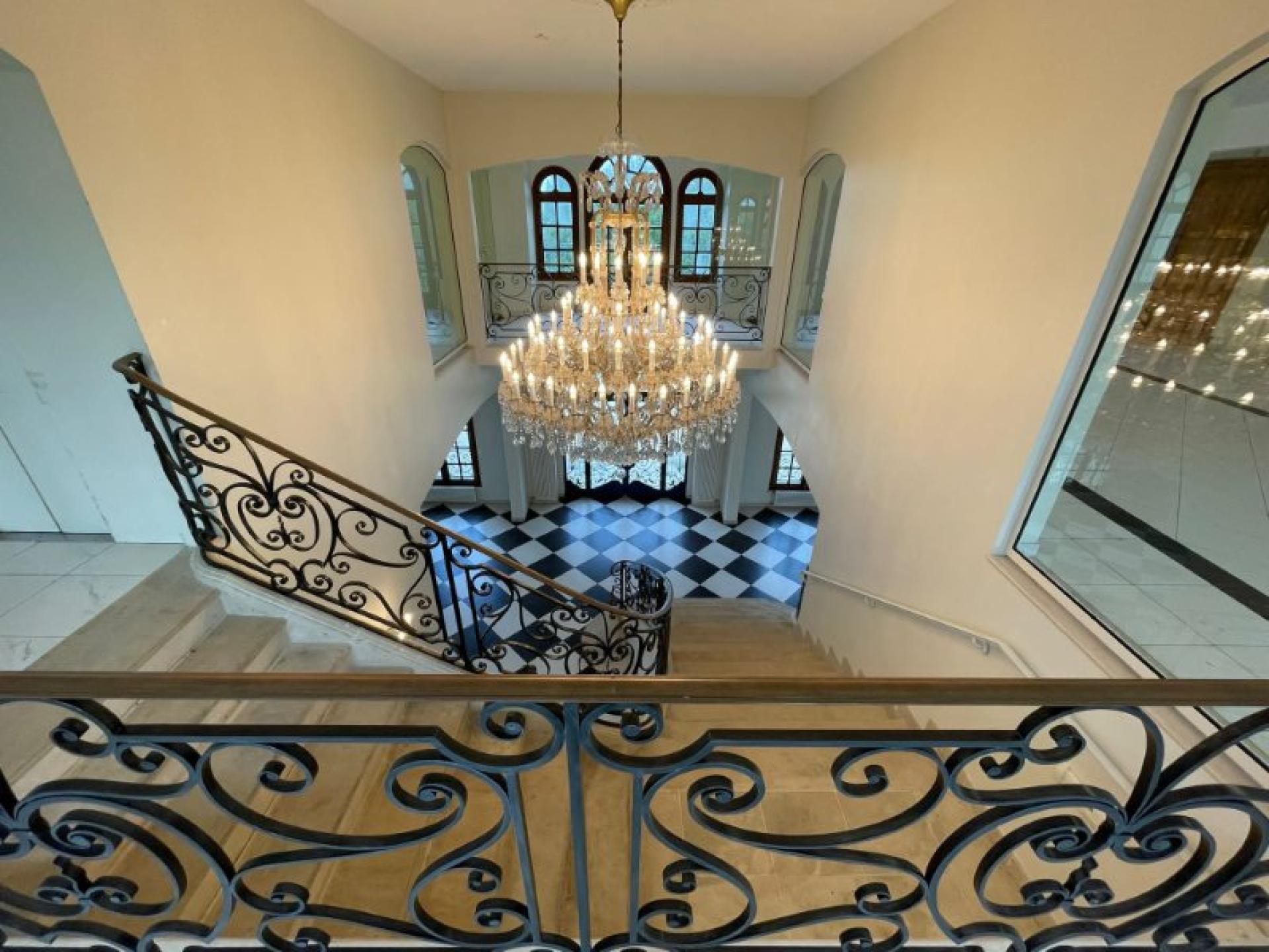 Photo 4 of the listing.