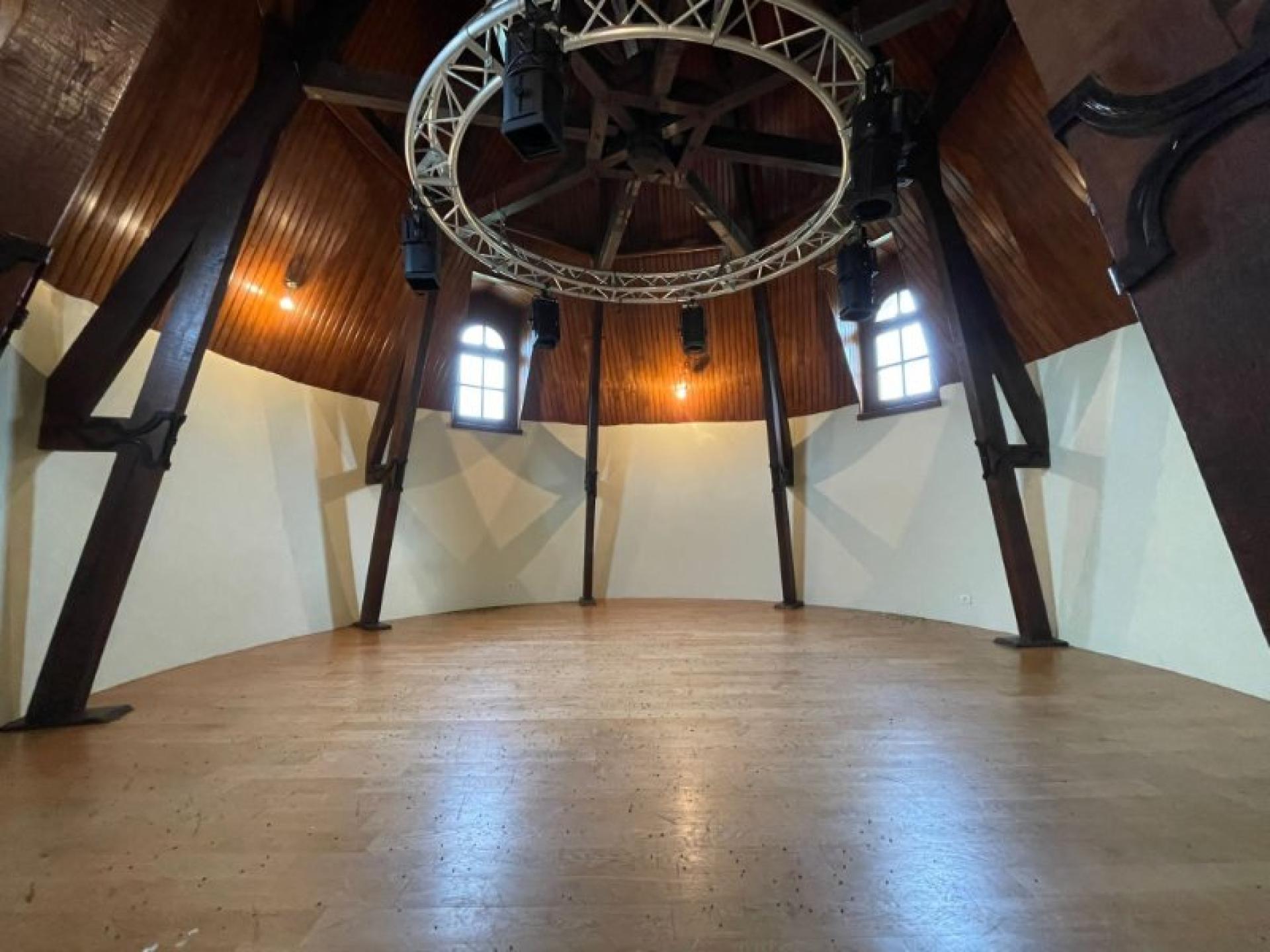 Photo 5 of the listing.