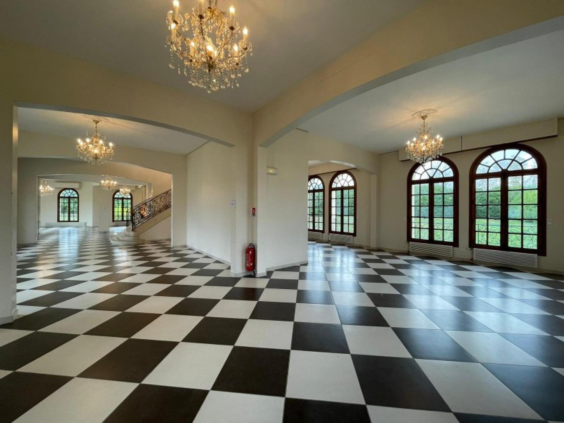 Photo 2 of the listing.