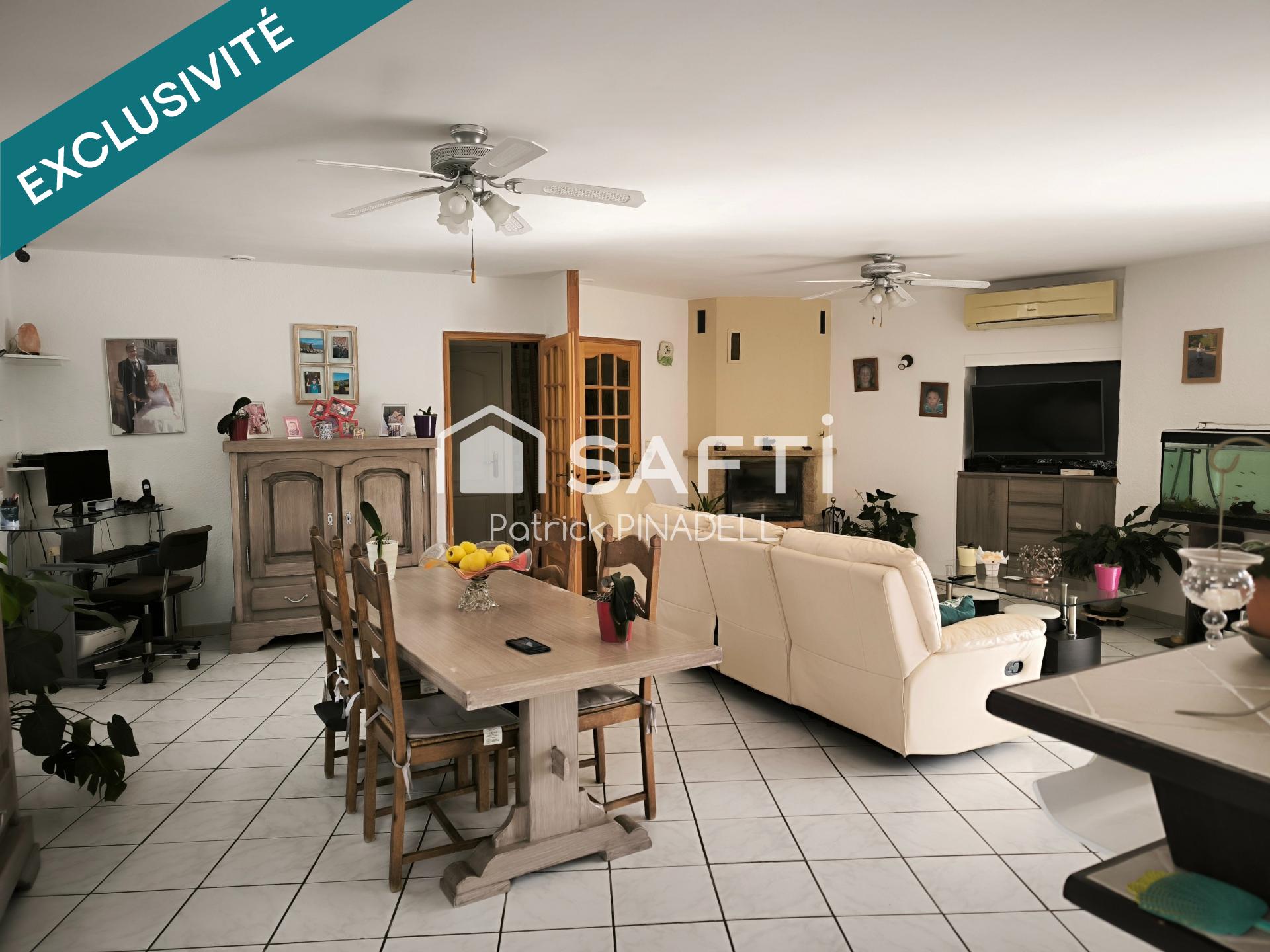 Maison d'habitation type T6, 4 chambres, 3 salles d'eau, cuisine, salon, garage et jardin.