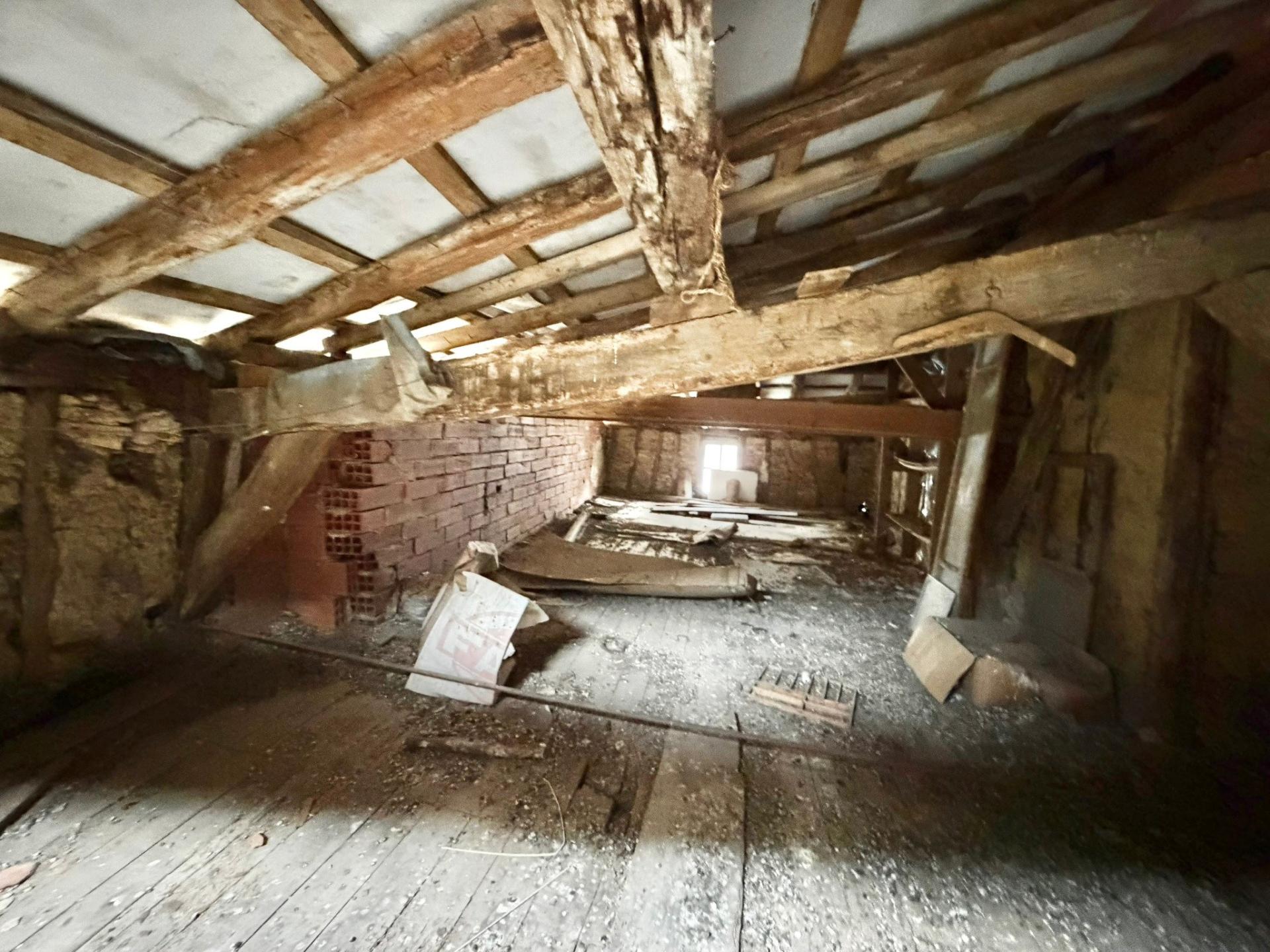 MAISON DE VILLE 2 CHAMBRES ET CAVE