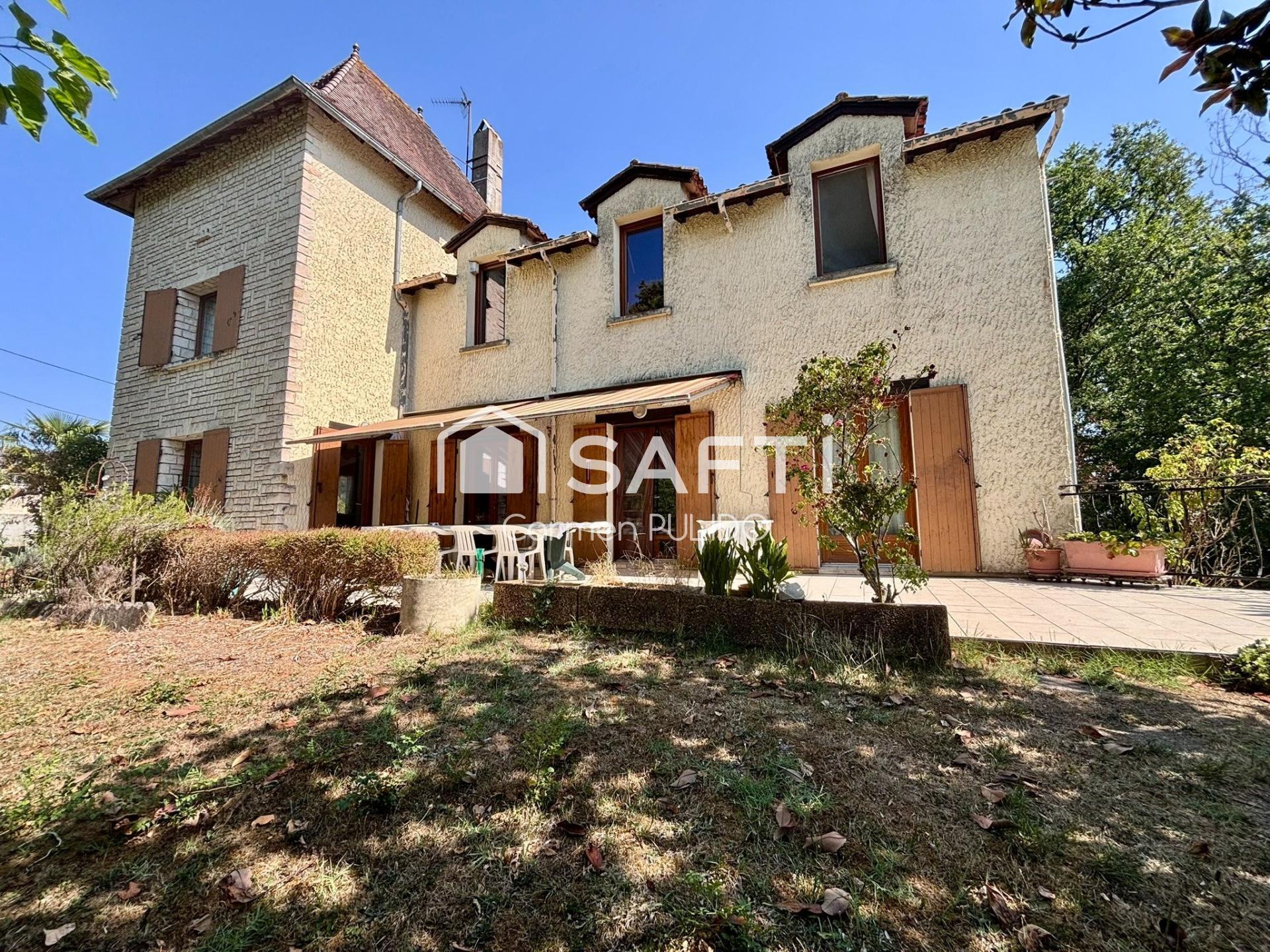 Maison de charme : 7 chambres, garage, jardin et piscine dans un environnement paisible à proximité des comoditées.