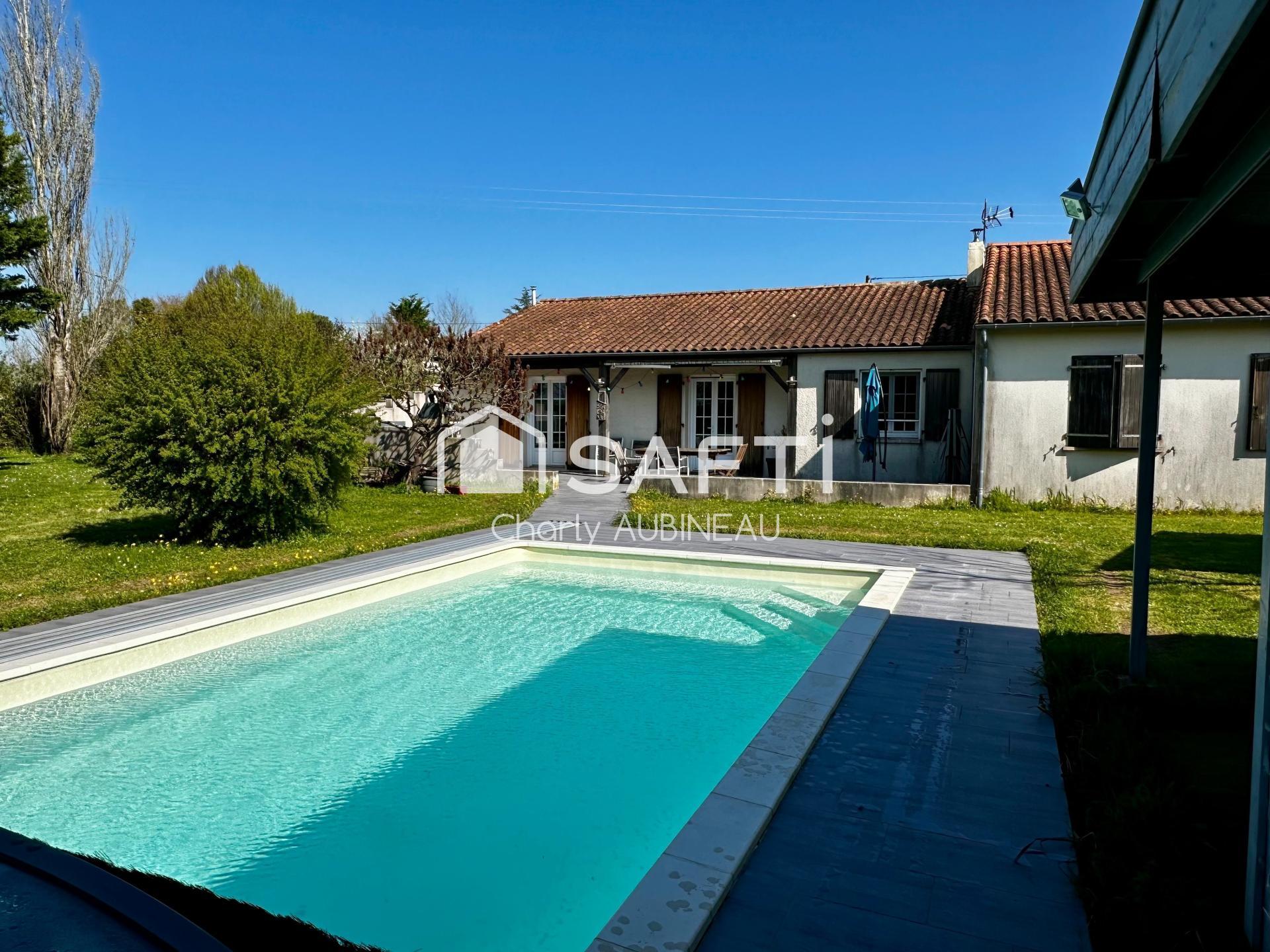 À vendre Maison de plain-pied avec piscine et grand terrain