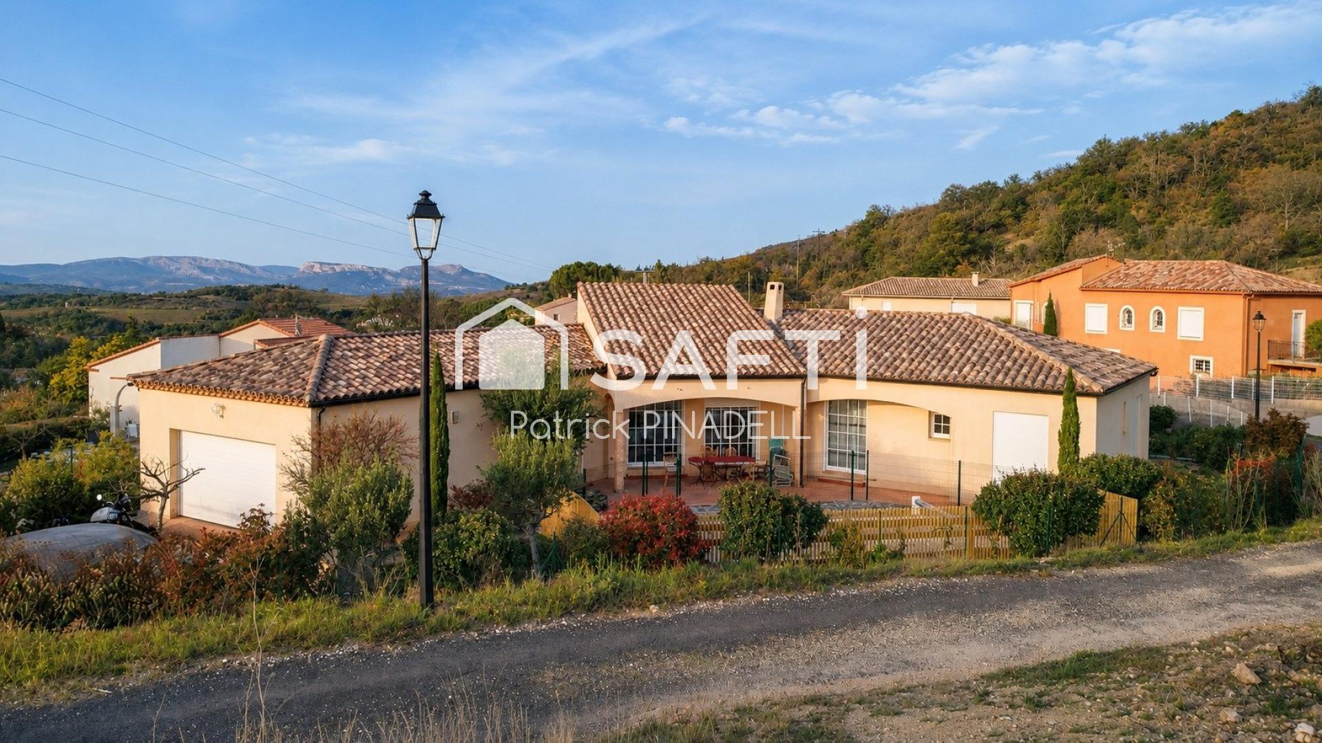 Maison d'habitation de type T5, Terrain 1355m², 4 chambres, 1 bureau, garage de 35m², annexe de 24m², piscine 4x8m. Climatisation gainée, poêle à bois.